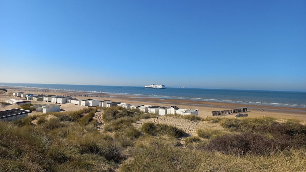 Un bateau sur l’eau