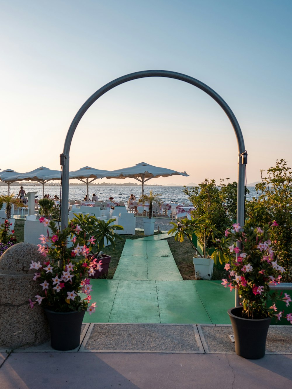 une grande arche au-dessus d’une plage