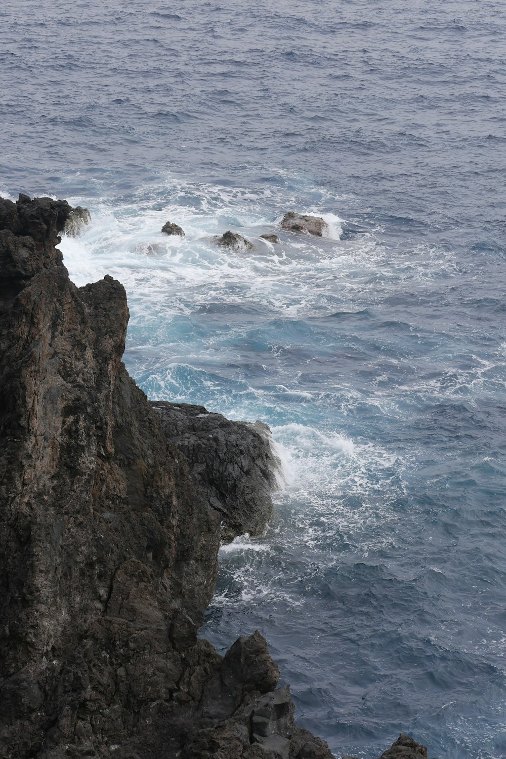 a rocky coast line