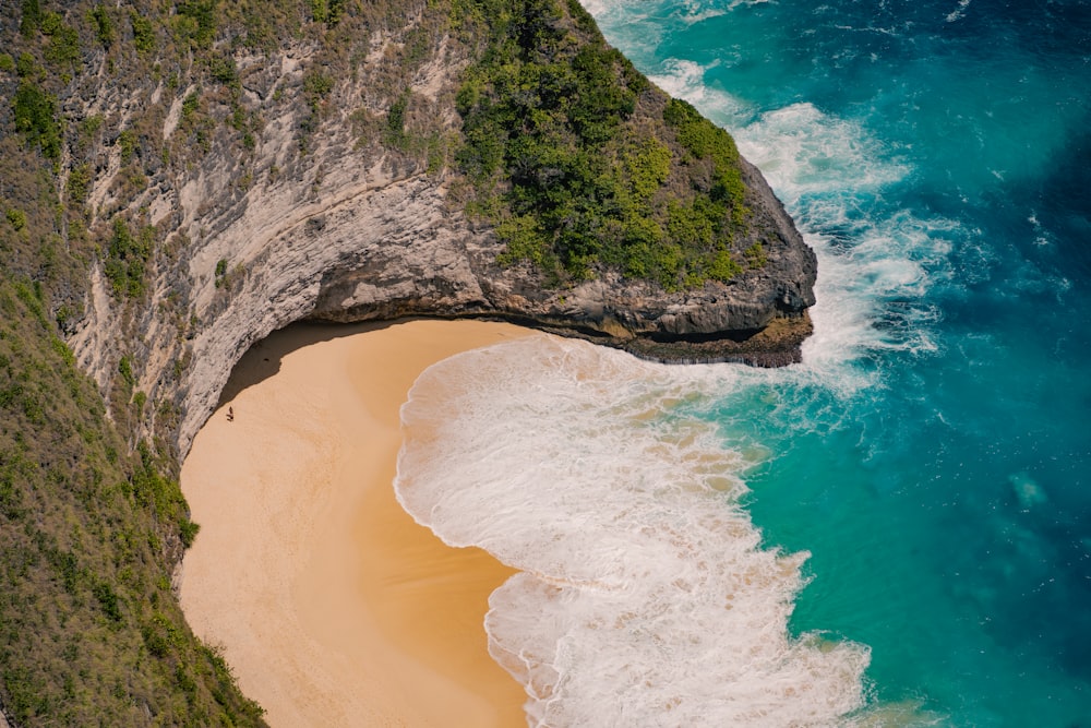 una spiaggia con un grande arco di roccia