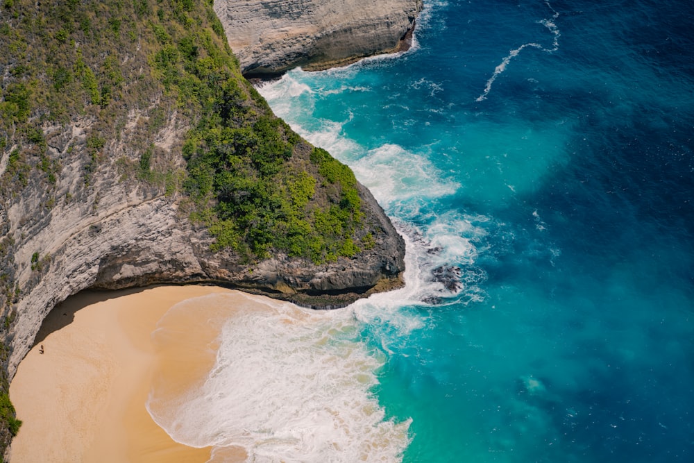 uma praia com uma praia de areia