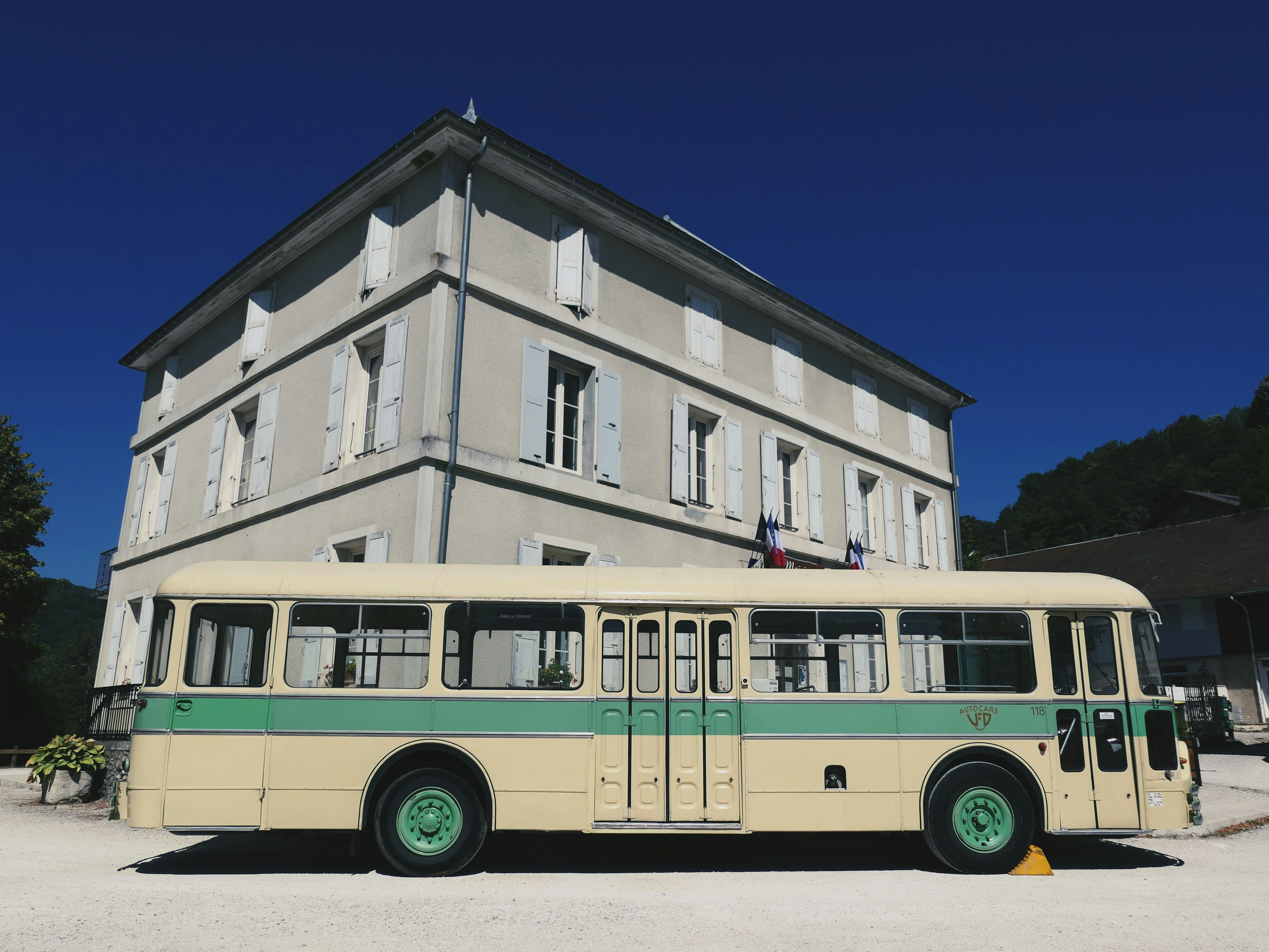 a bus parked in front of a building