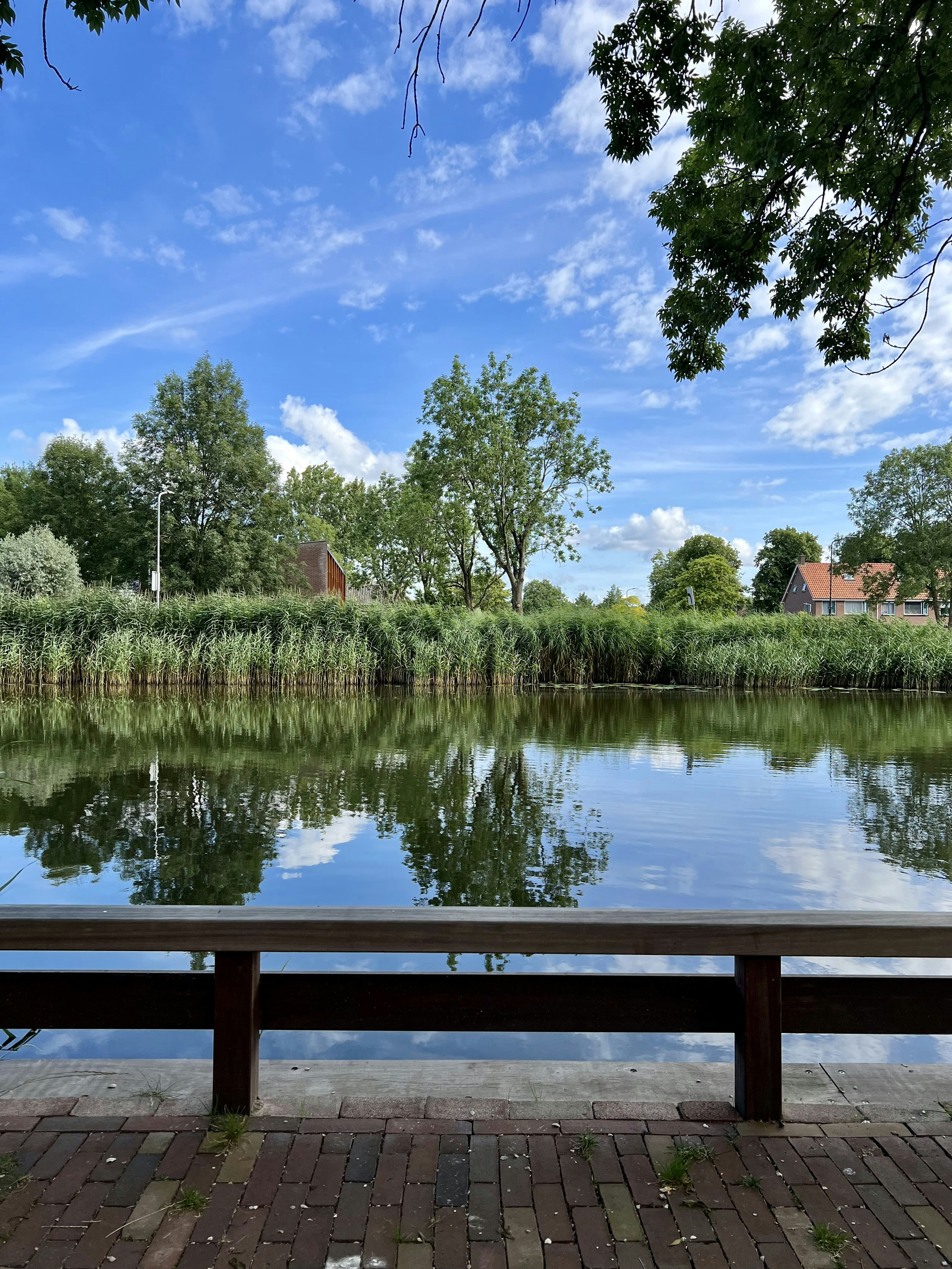 eine Holzterrasse mit Blick auf einen See