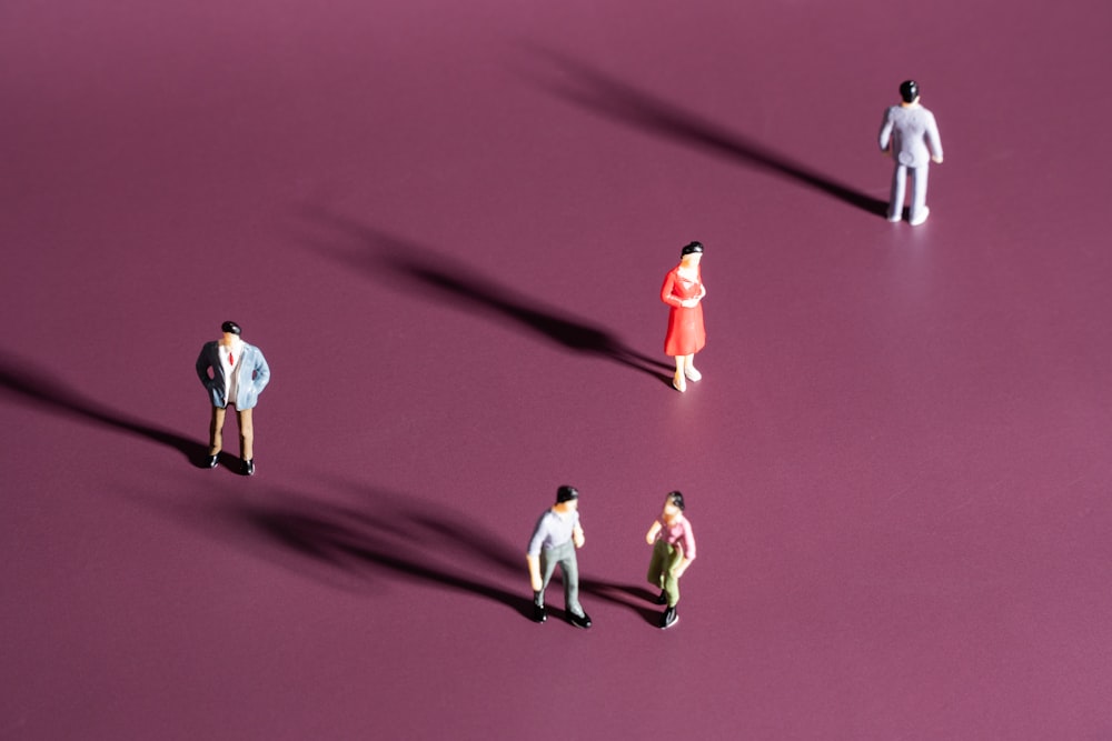 Un grupo de personas caminando sobre una alfombra roja