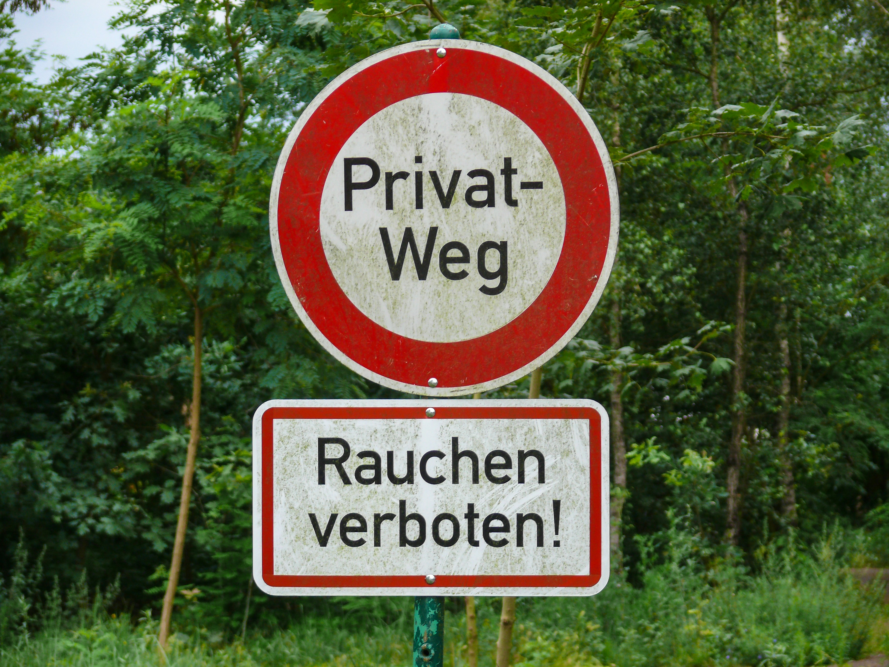 Doppelte Ansage! Der Weg ist nicht Öffentlich und die Luft soll sauber bleiben. Double announcement! The way is not public and the air should remain clean.