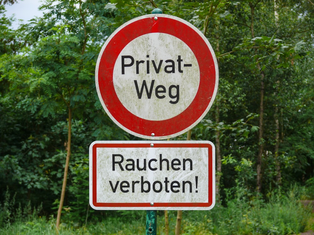 ein Schild mit einer Warnung