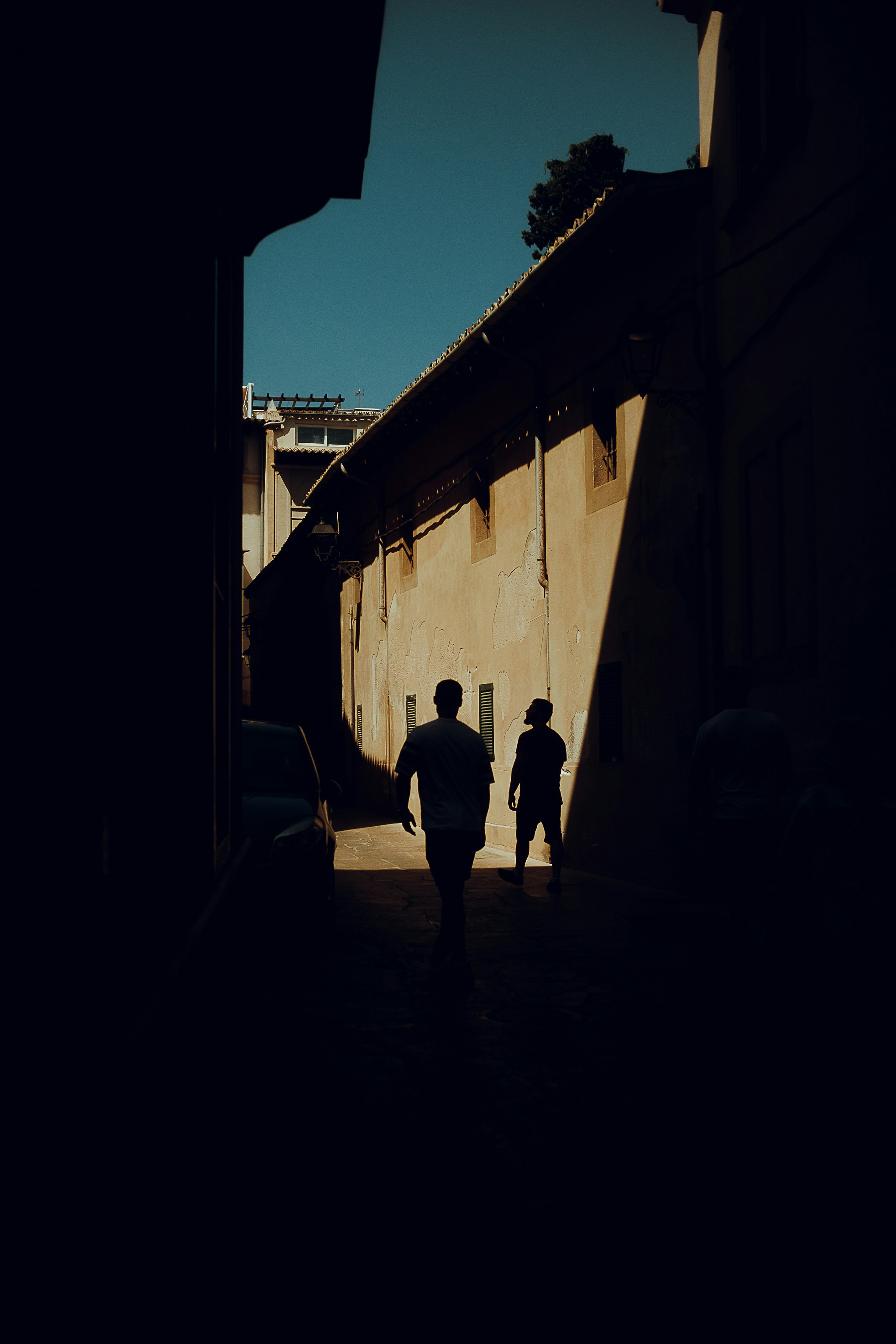 um homem e uma mulher andando por uma rua