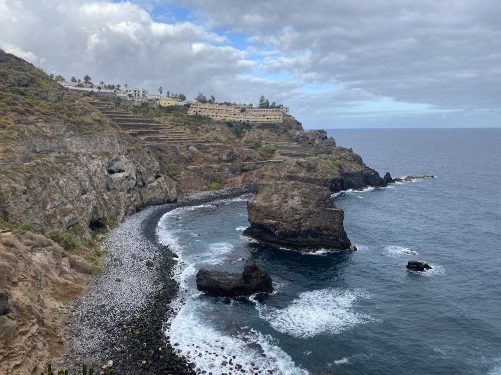 a rocky coast line