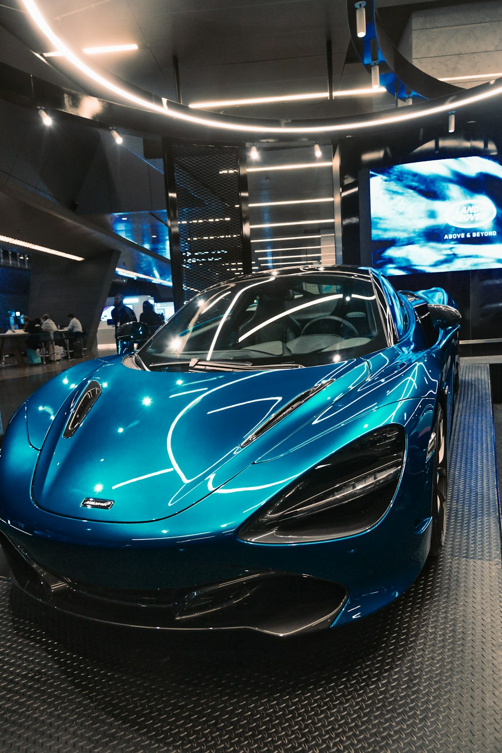 Un'auto sportiva blu brillante in uno showroom