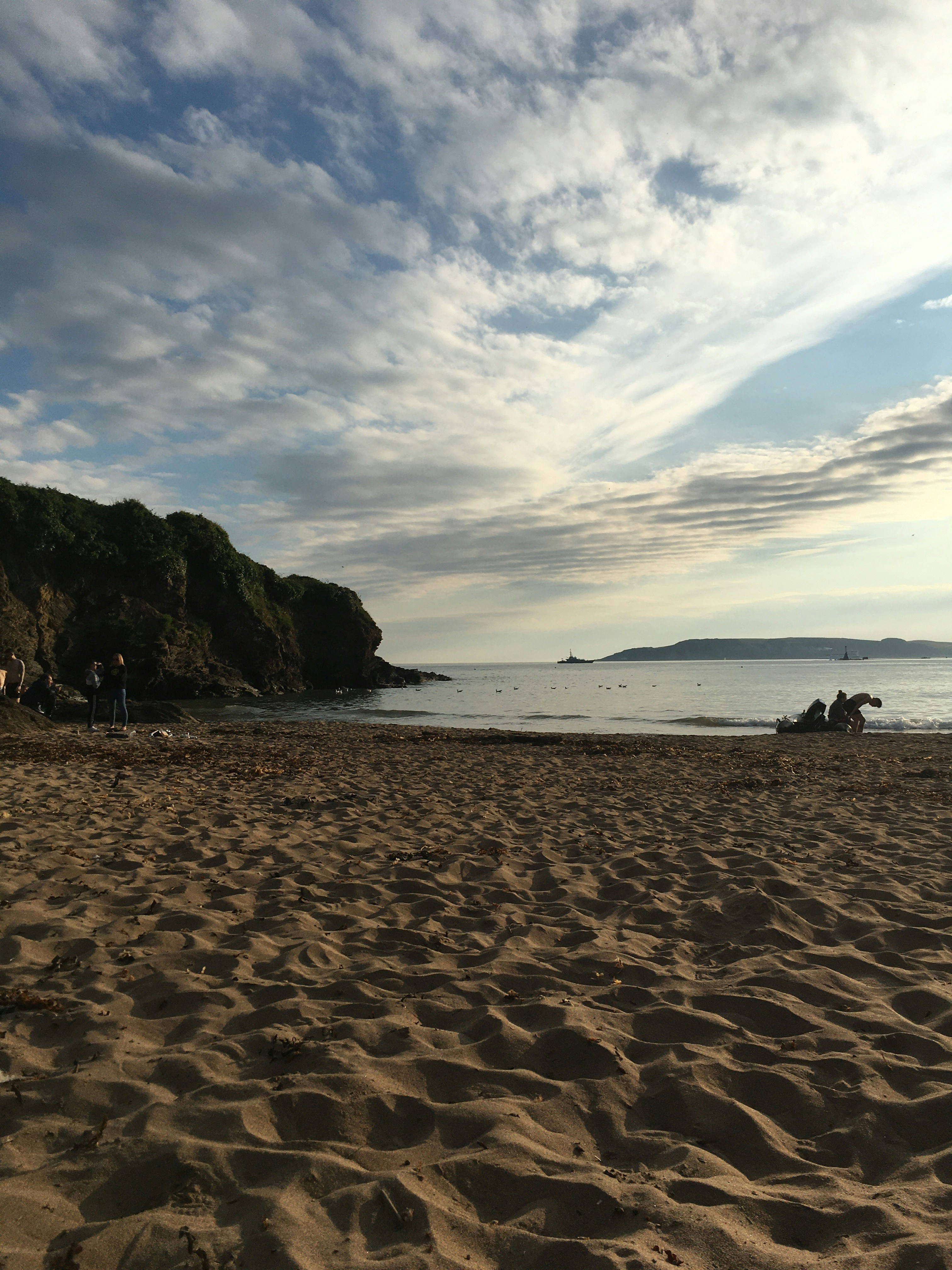 사람과 바위가있는 해변