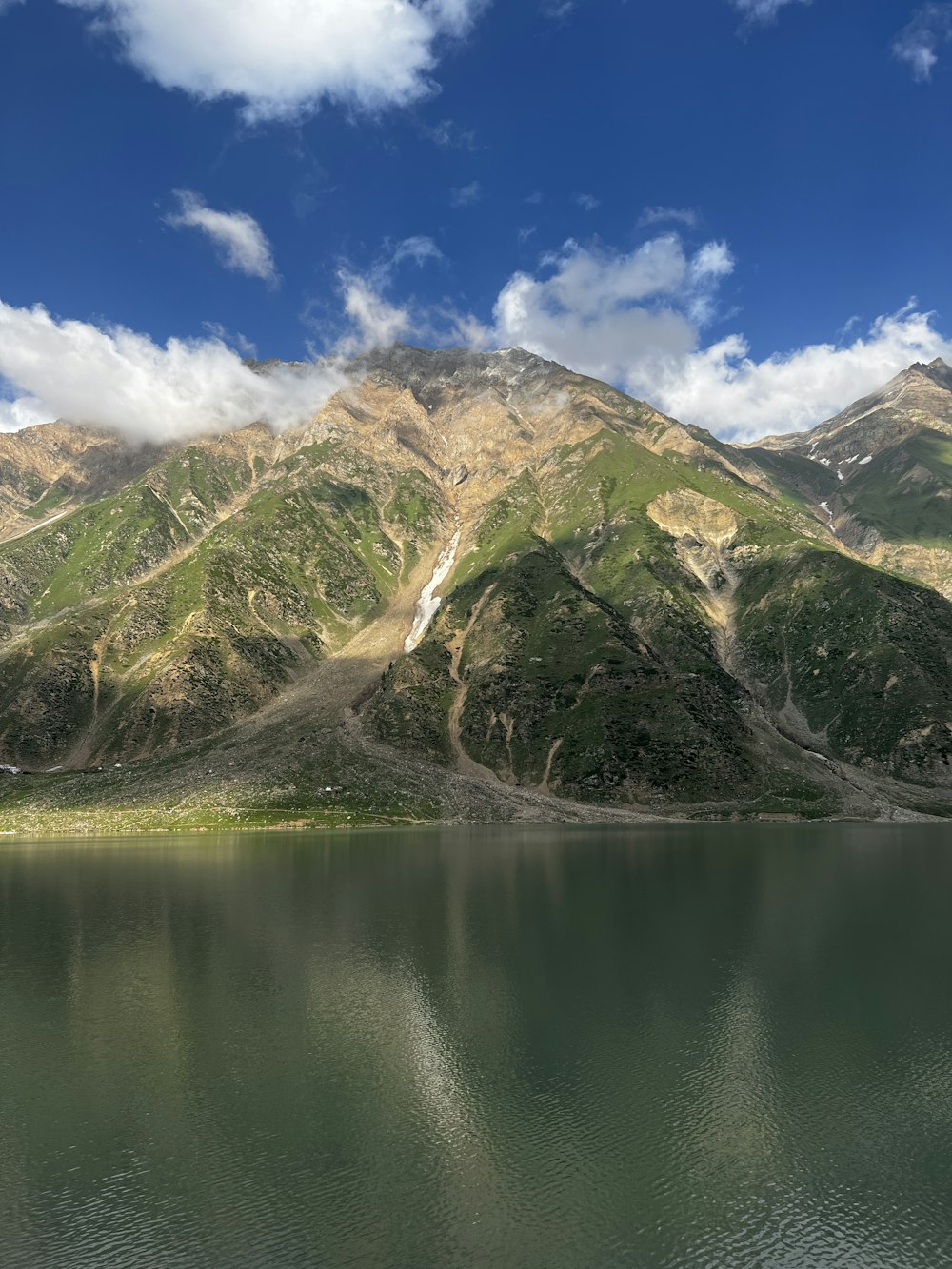 Un cuerpo de agua con una montaña al fondo