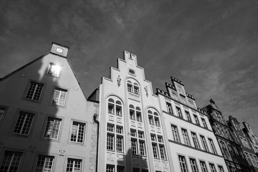 a building with a cloudy sky