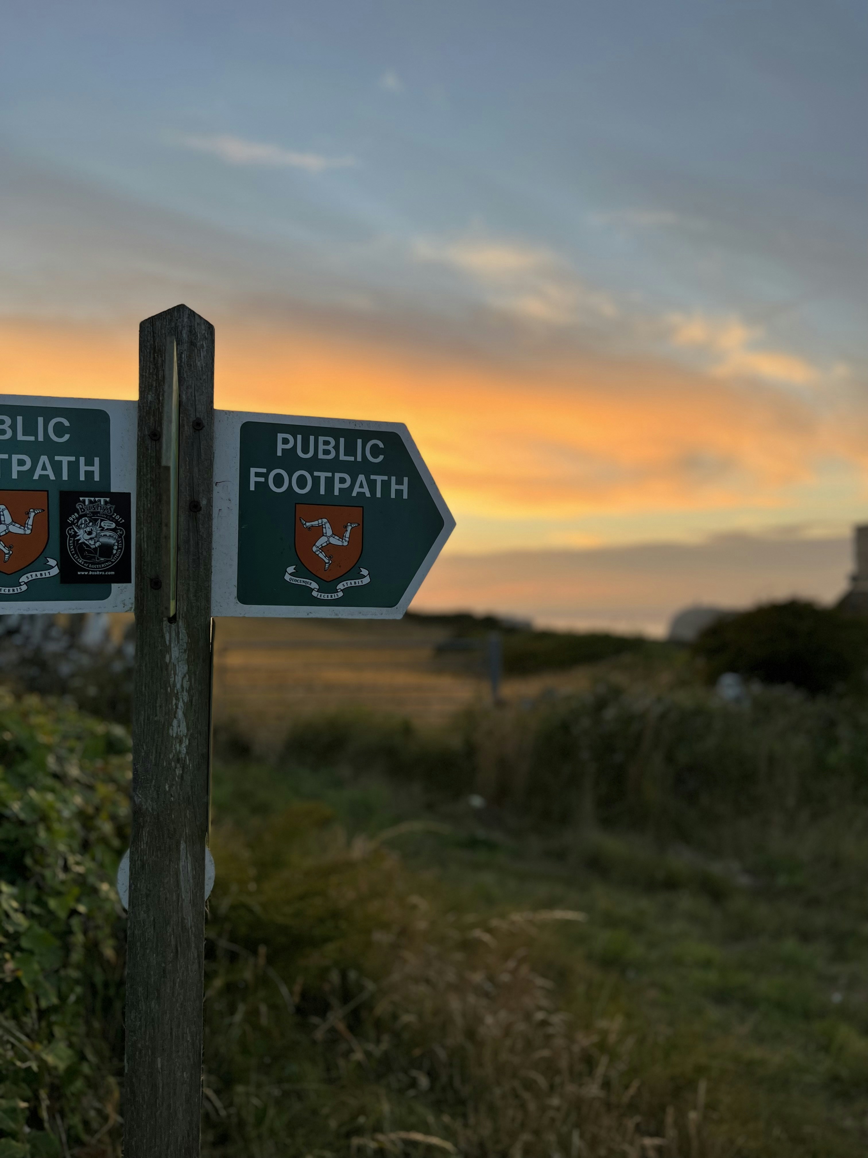 um sinal em uma postagem