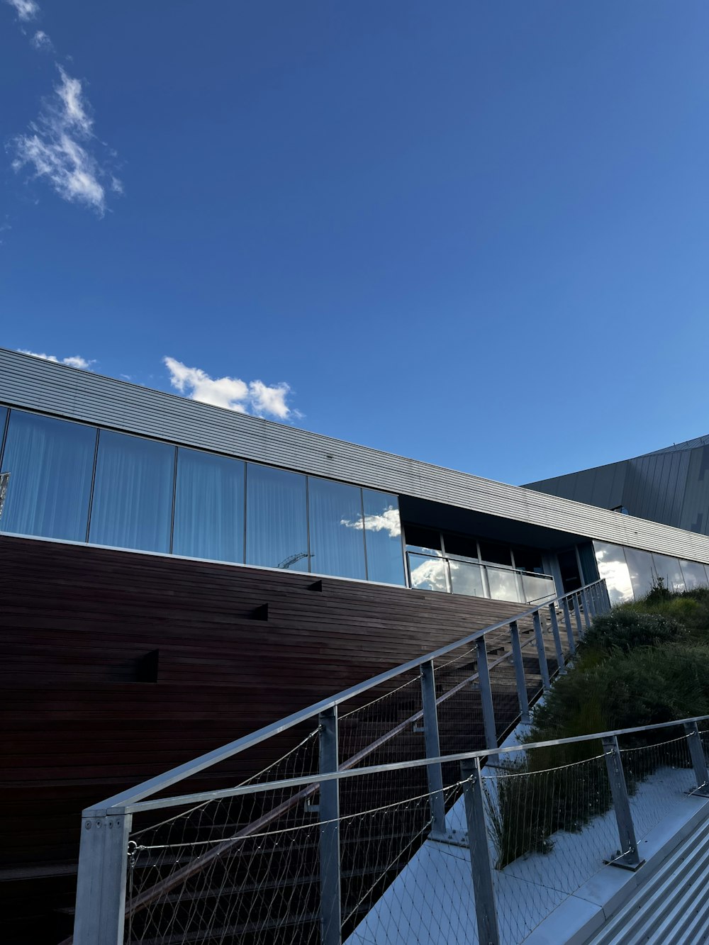 un bâtiment entouré d’une clôture