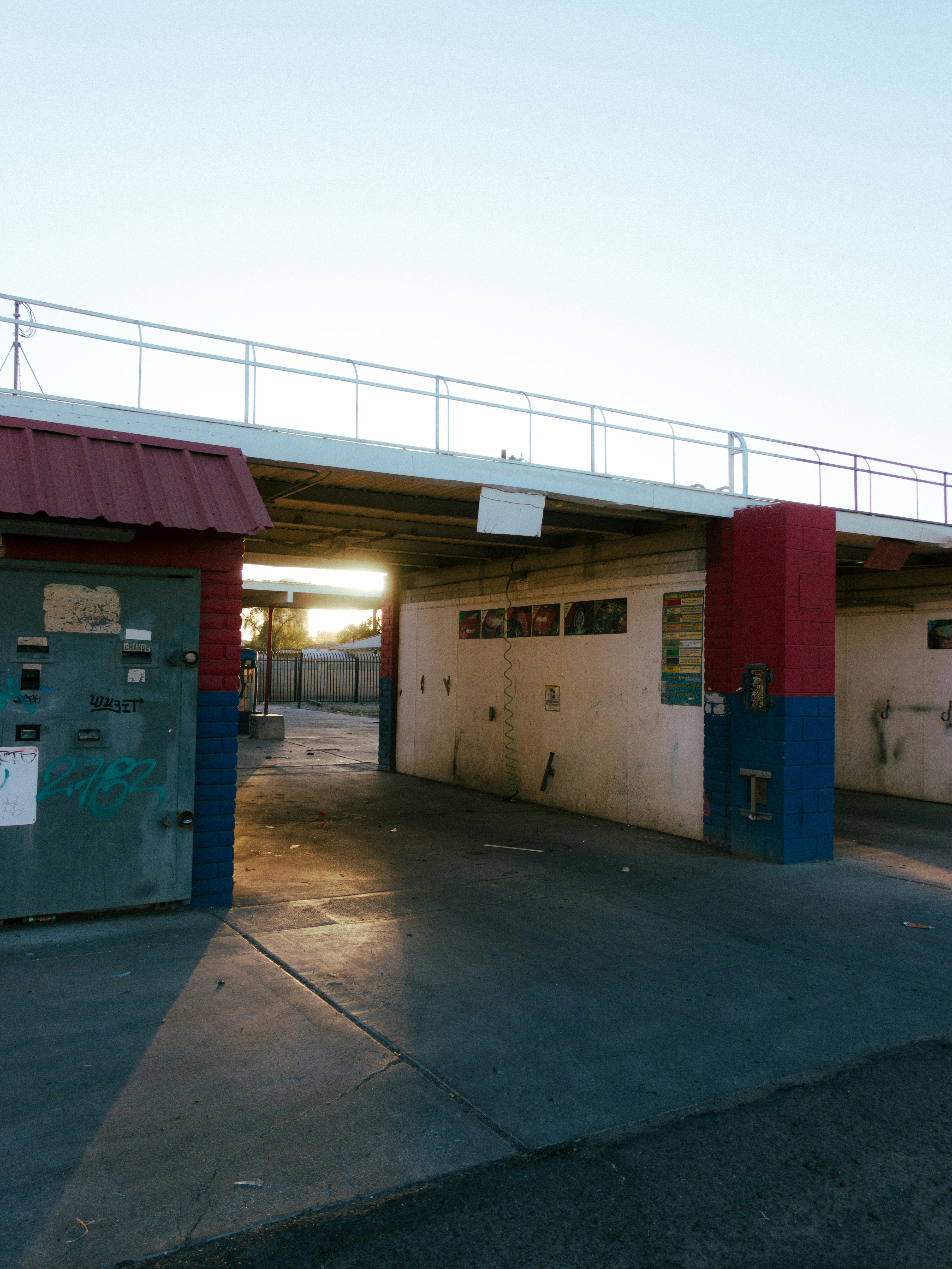 un edificio con una recinzione metallica