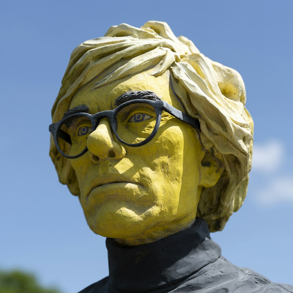 Une statue d’un homme avec des lunettes