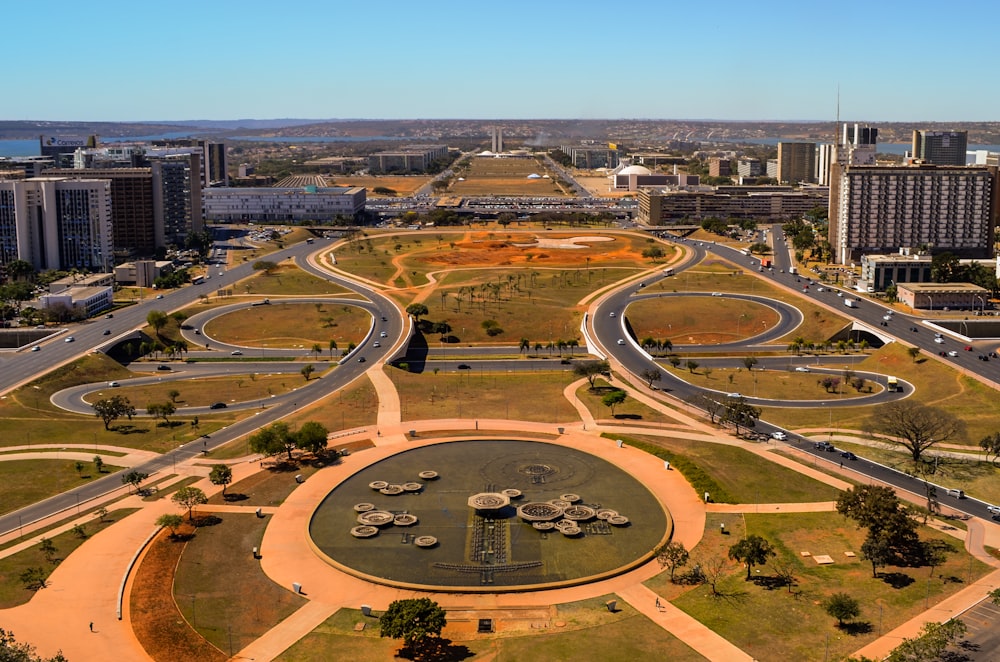 Un gran parque con una estructura circular en el medio