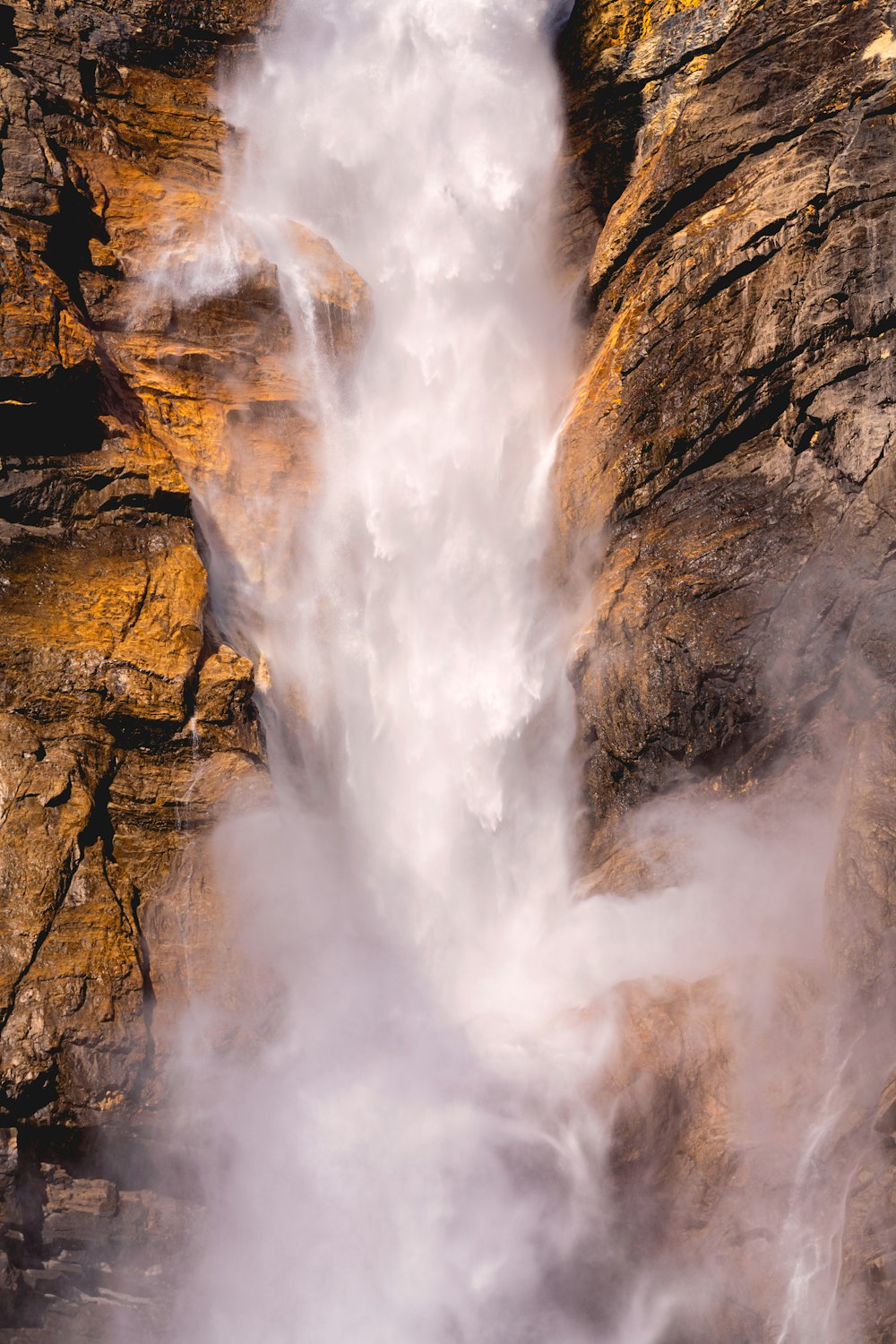 Una cascada en un cañón