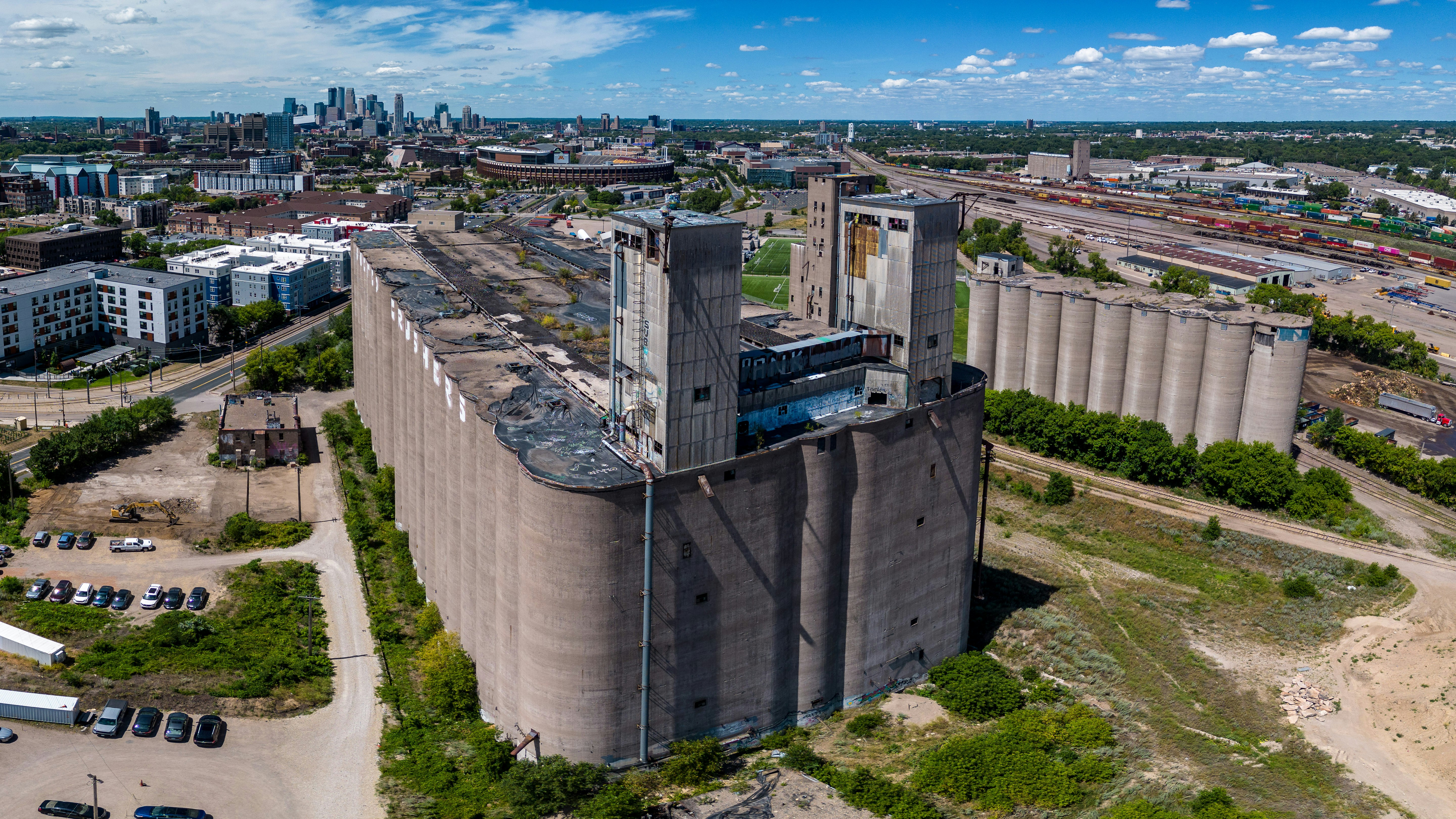 Ein großes Betongebäude mit einer Straße und Autos an der Seite
