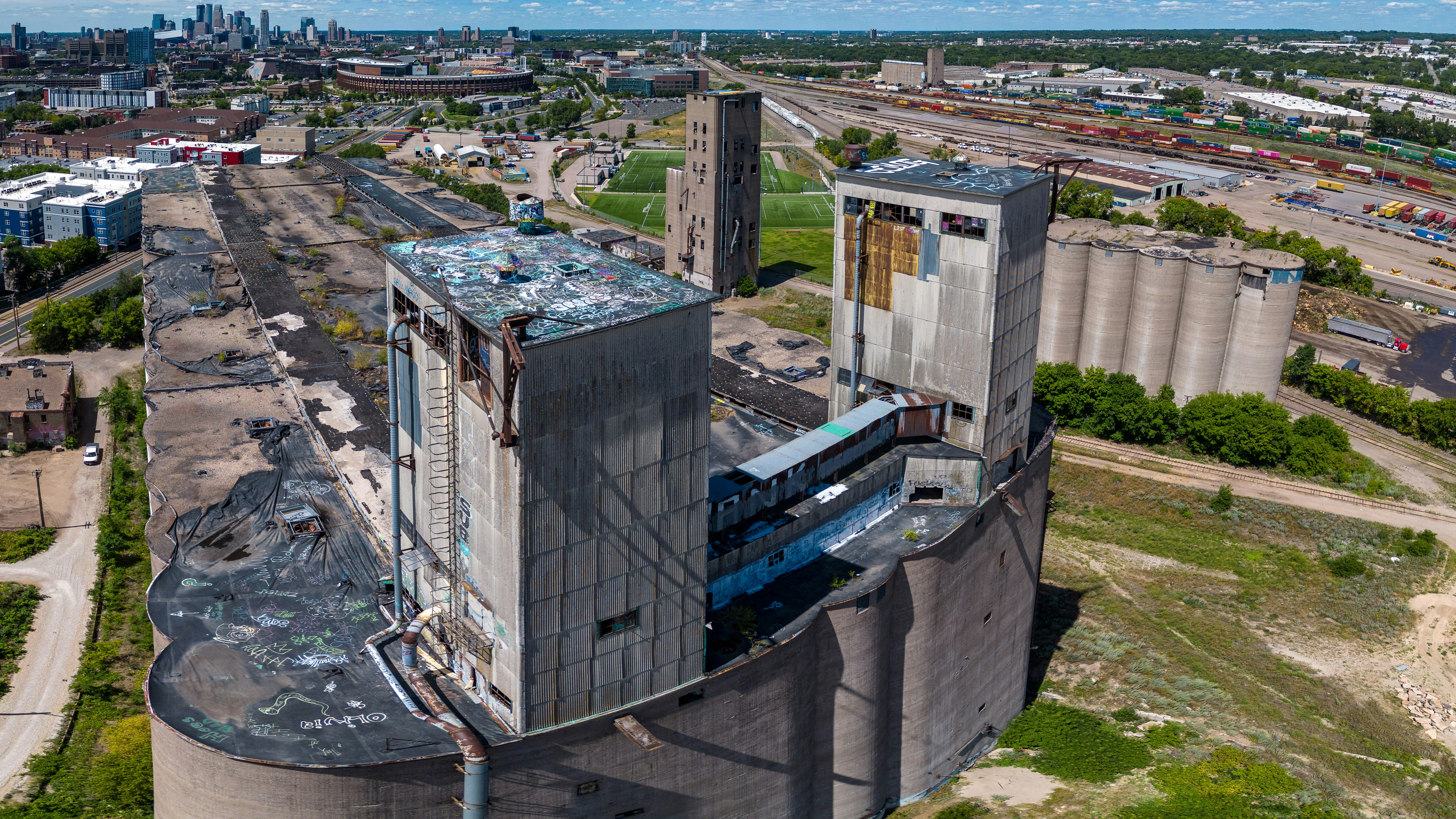 eine hohe Winkelansicht eines Gebäudes
