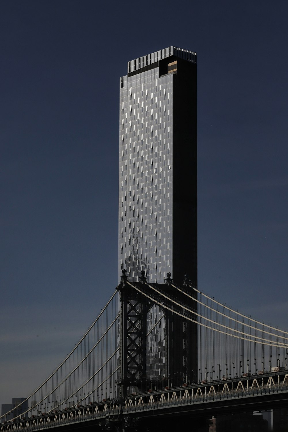 Un edificio alto con un puente