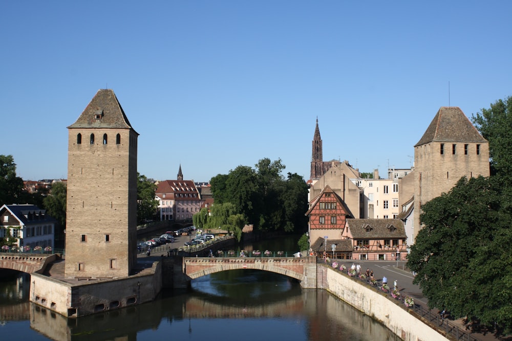 eine Brücke über einen Fluss mit Gebäuden auf beiden Seiten