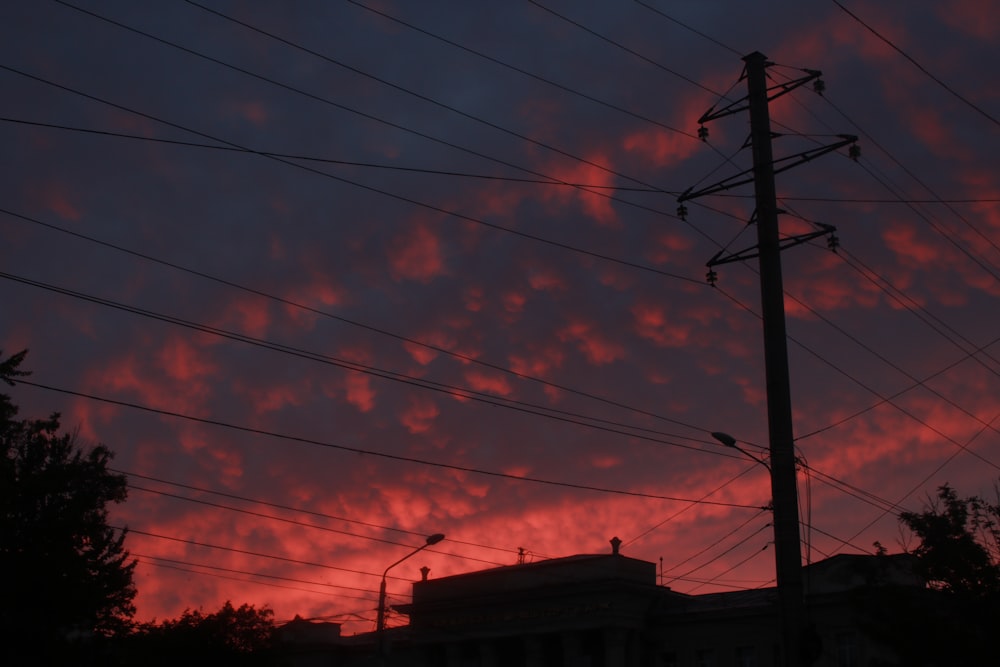 Una puesta de sol con líneas eléctricas