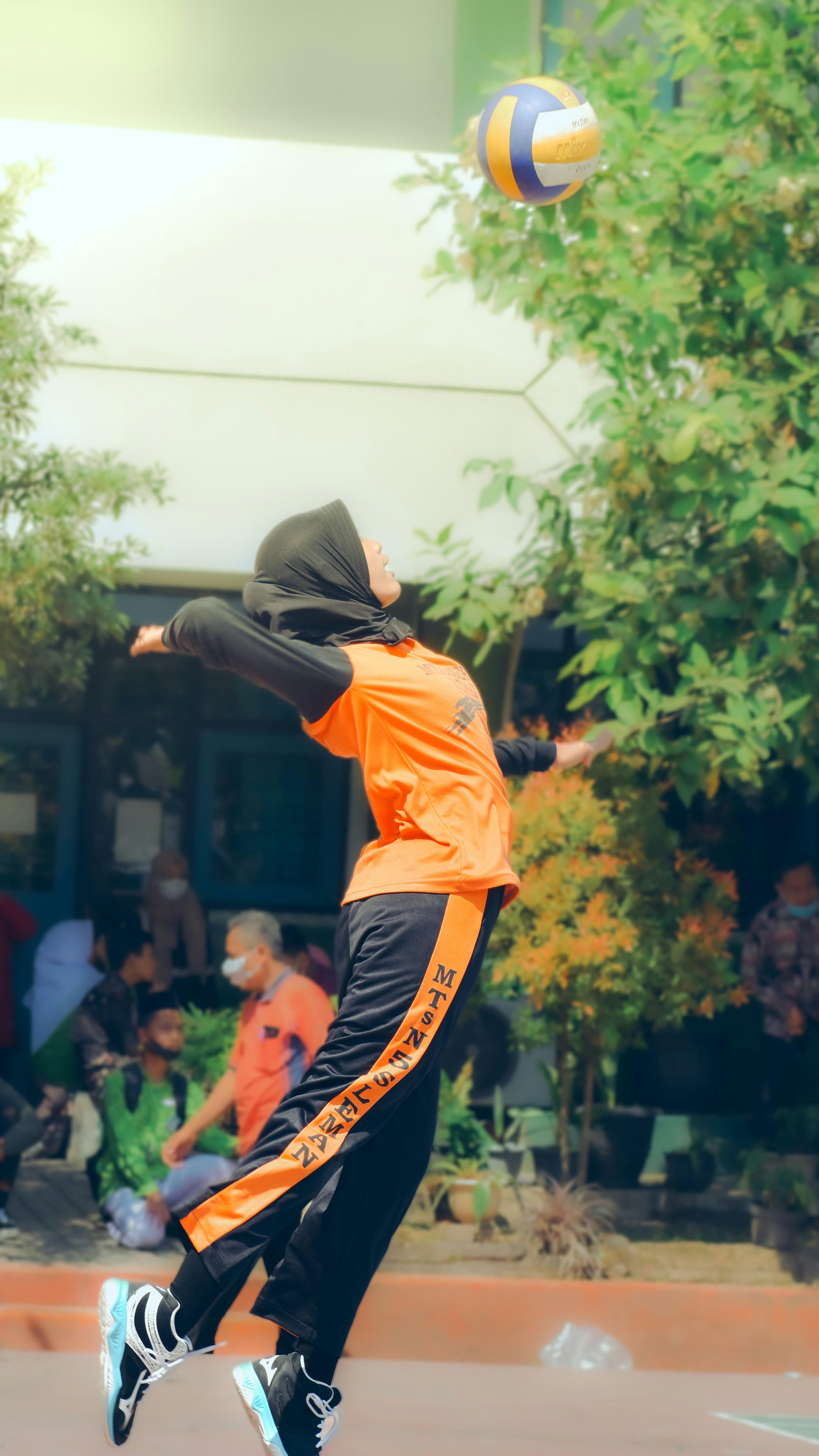 Un homme frappant une balle avec sa tête