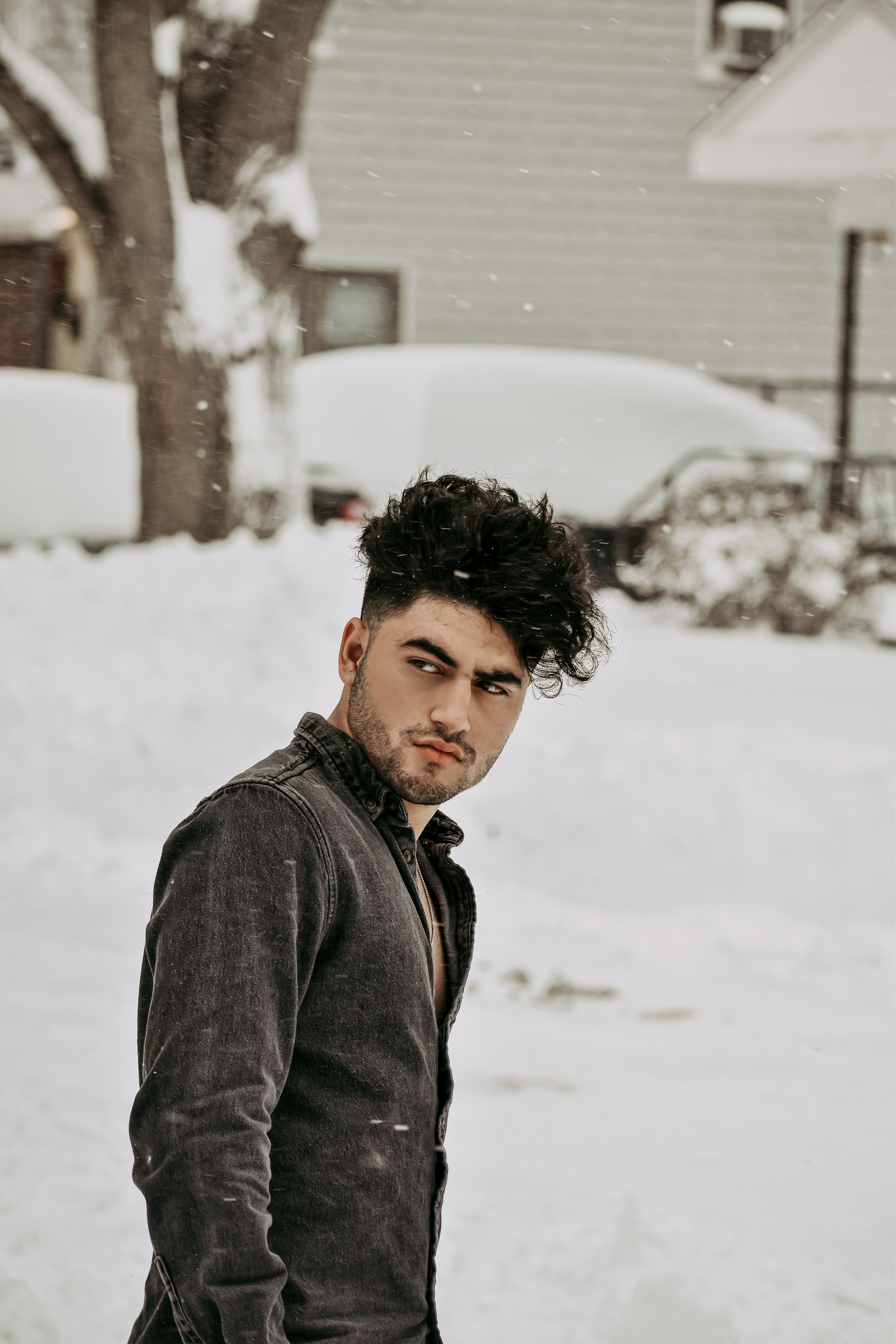 Eine Person, die im Schnee steht