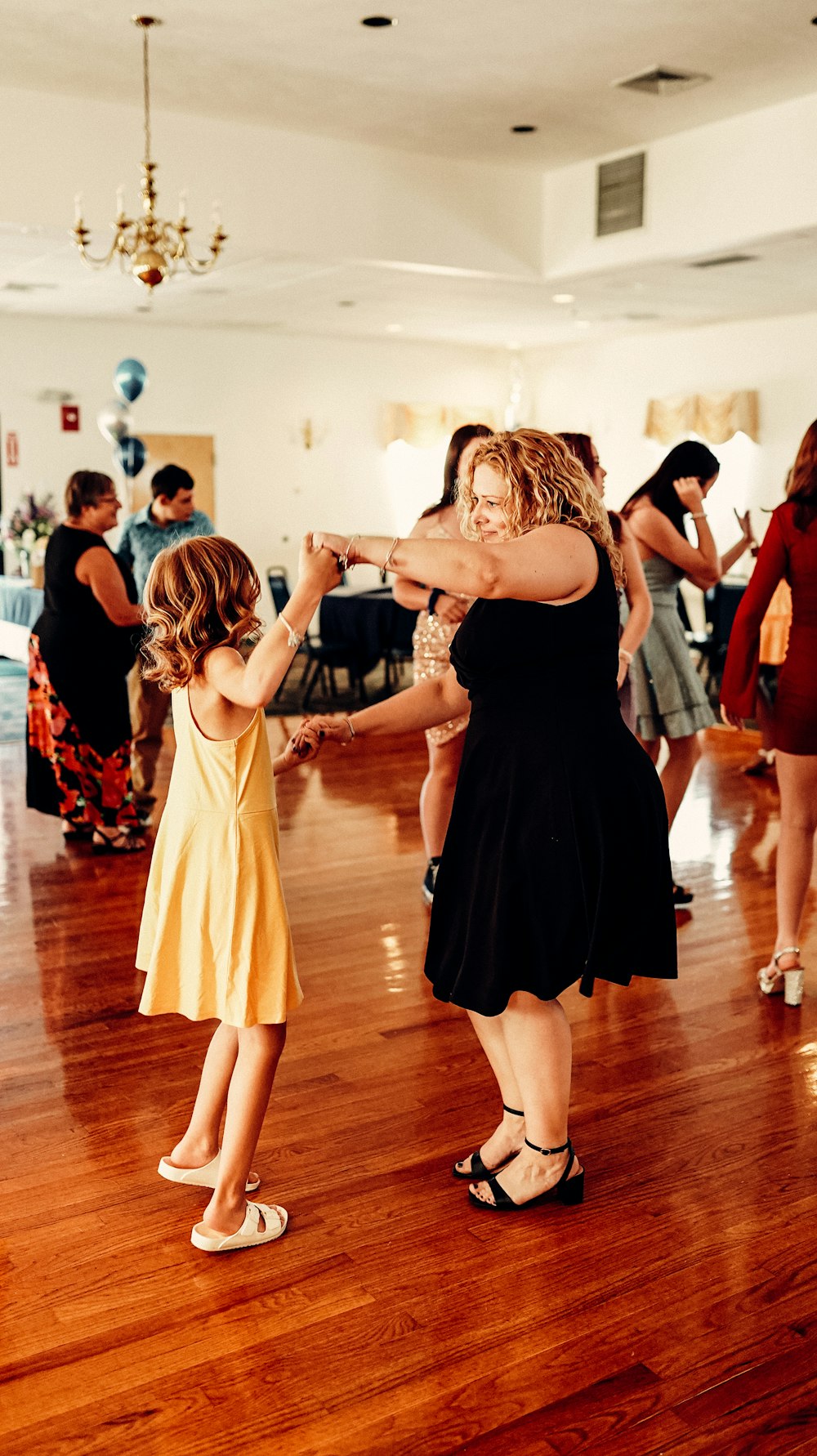 eine Person und ein Kind tanzen