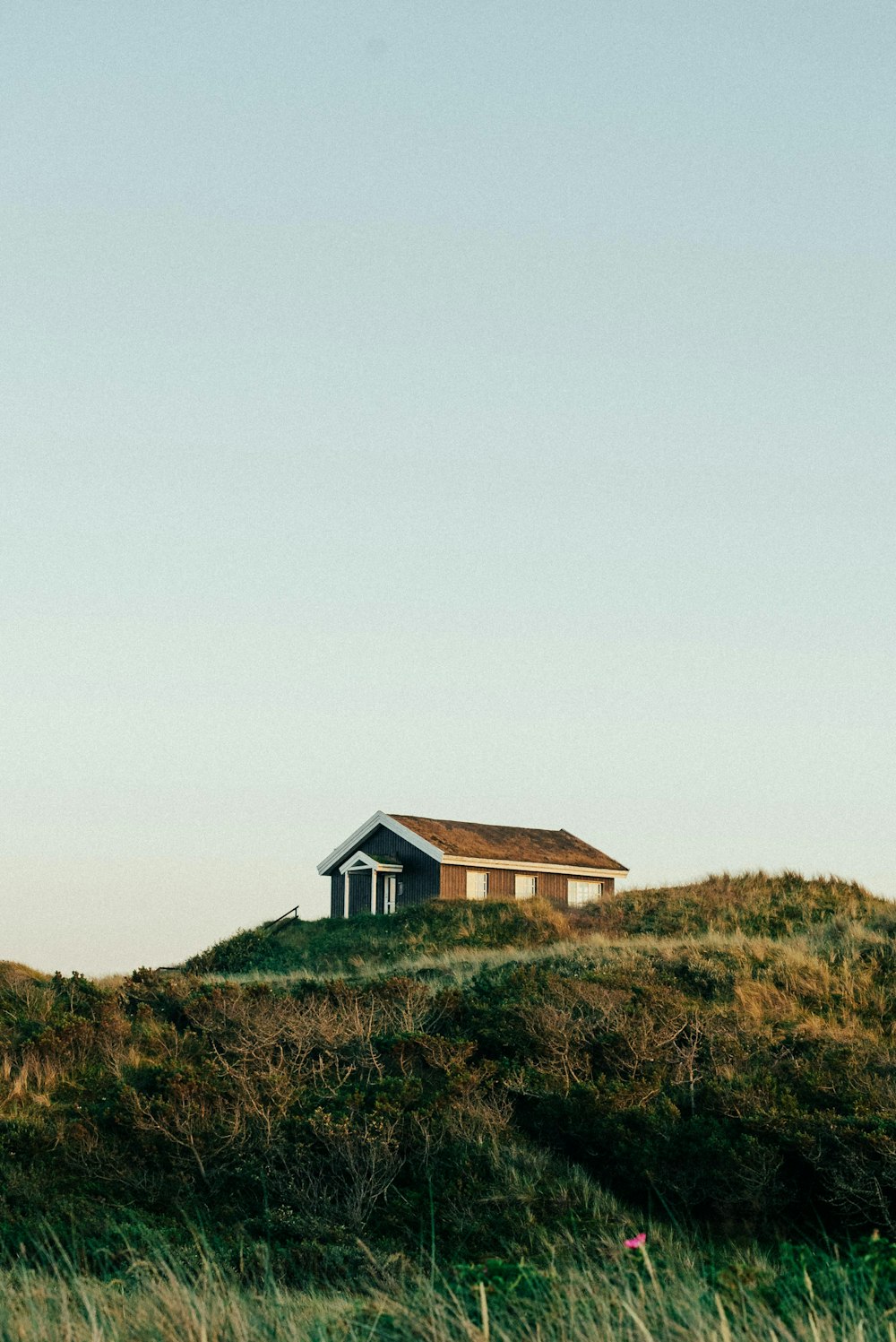 Une maison sur une colline