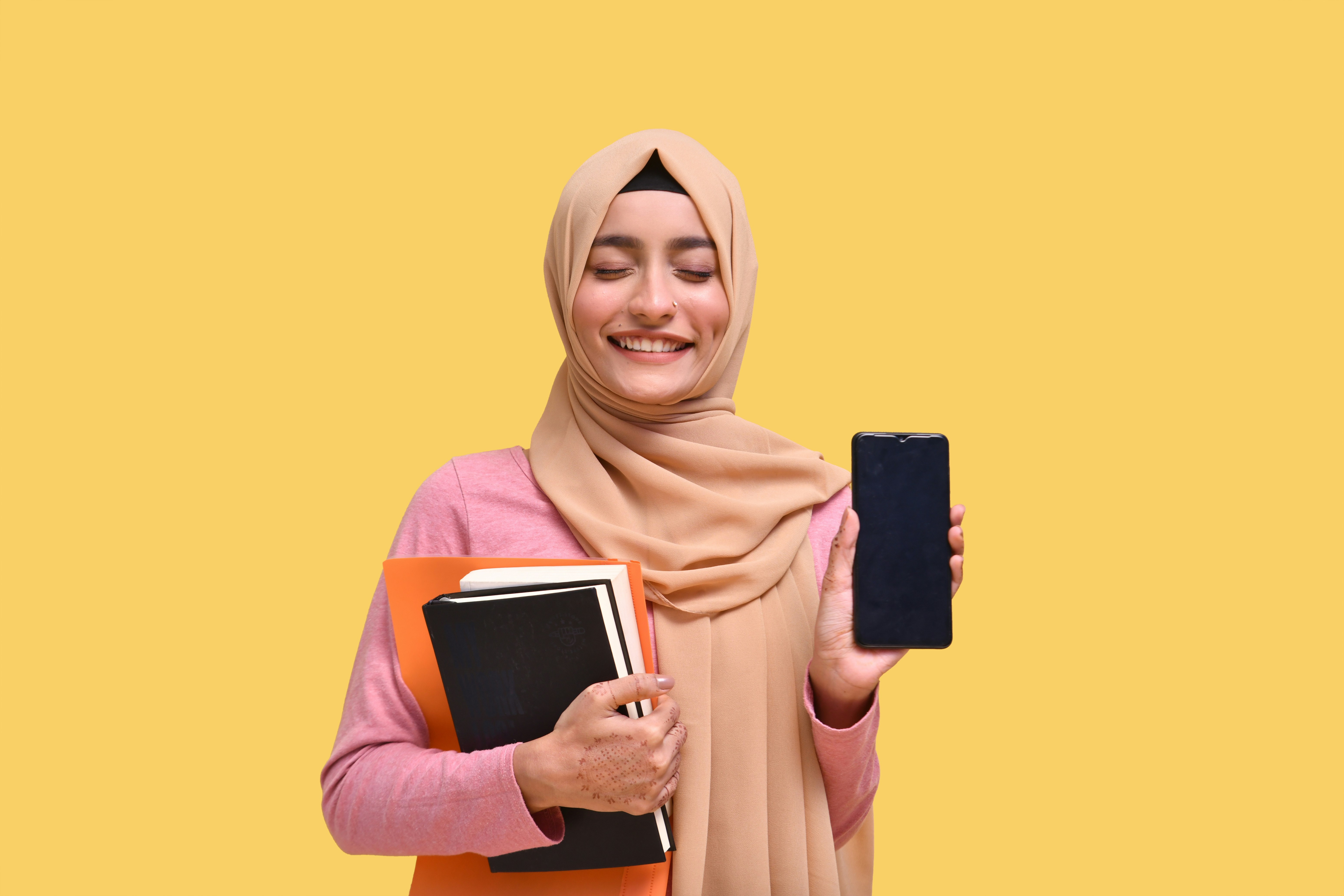 seseorang berjilbab memegang telepon