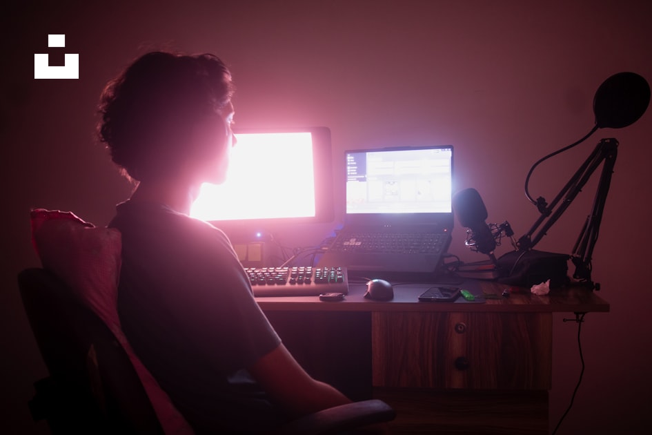 A person sitting in front of a computer photo – Free Pc Image on Unsplash
