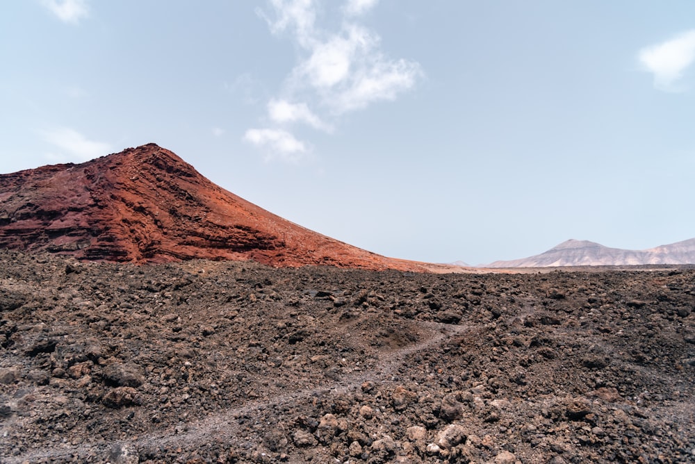 un paesaggio roccioso e brullo