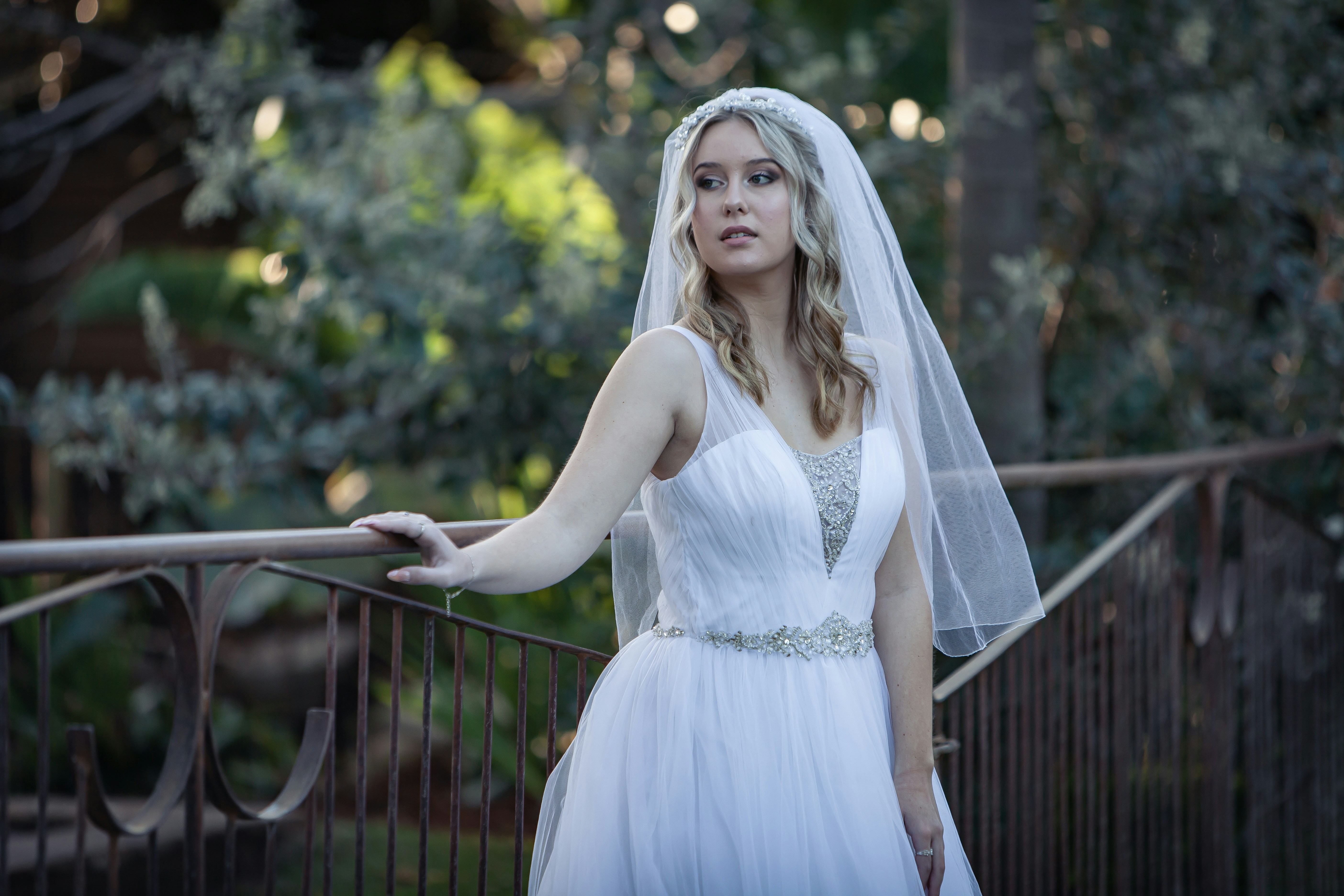 Une femme en robe blanche