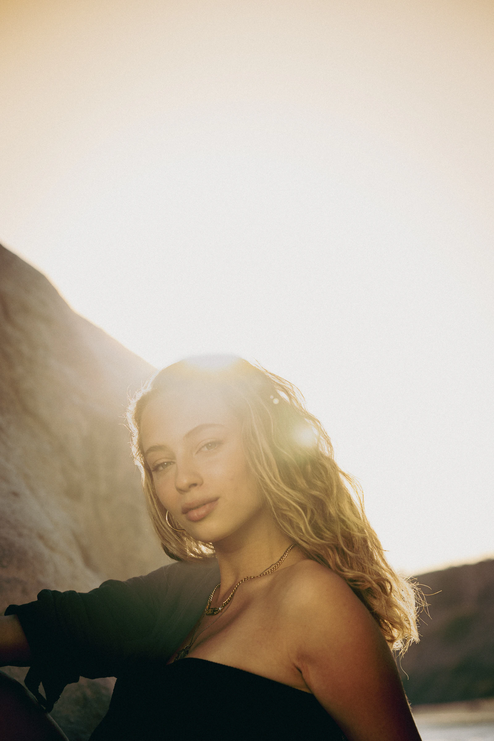 Retrato editorial con joyas — imagen de referencia