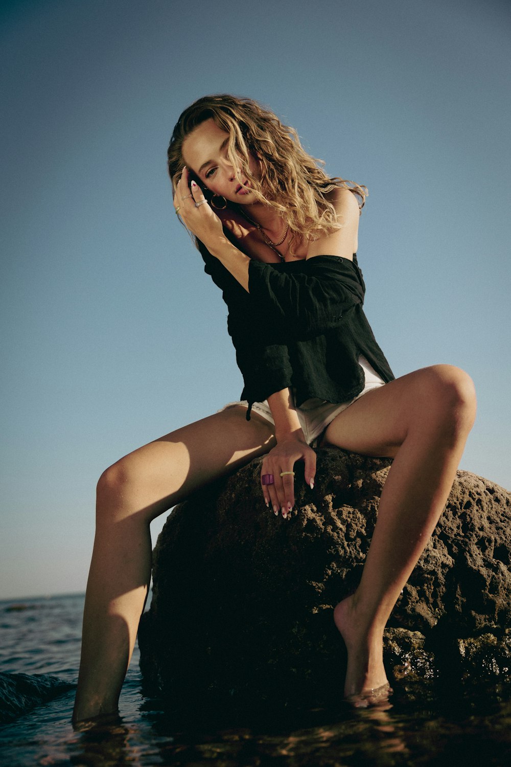 Una mujer sentada en una roca