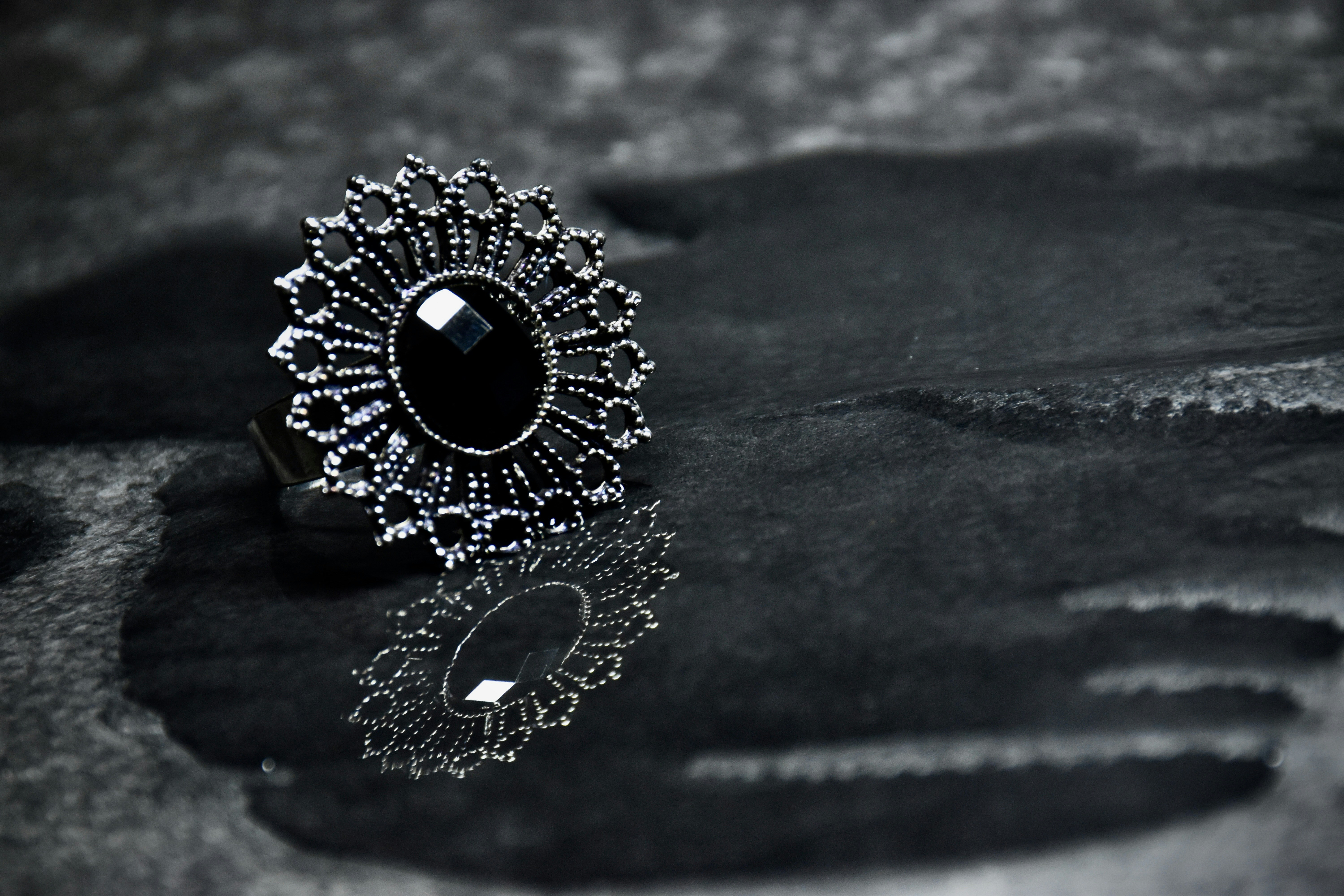 great photo recipe,how to photograph oxidised silver; a close-up of a ring