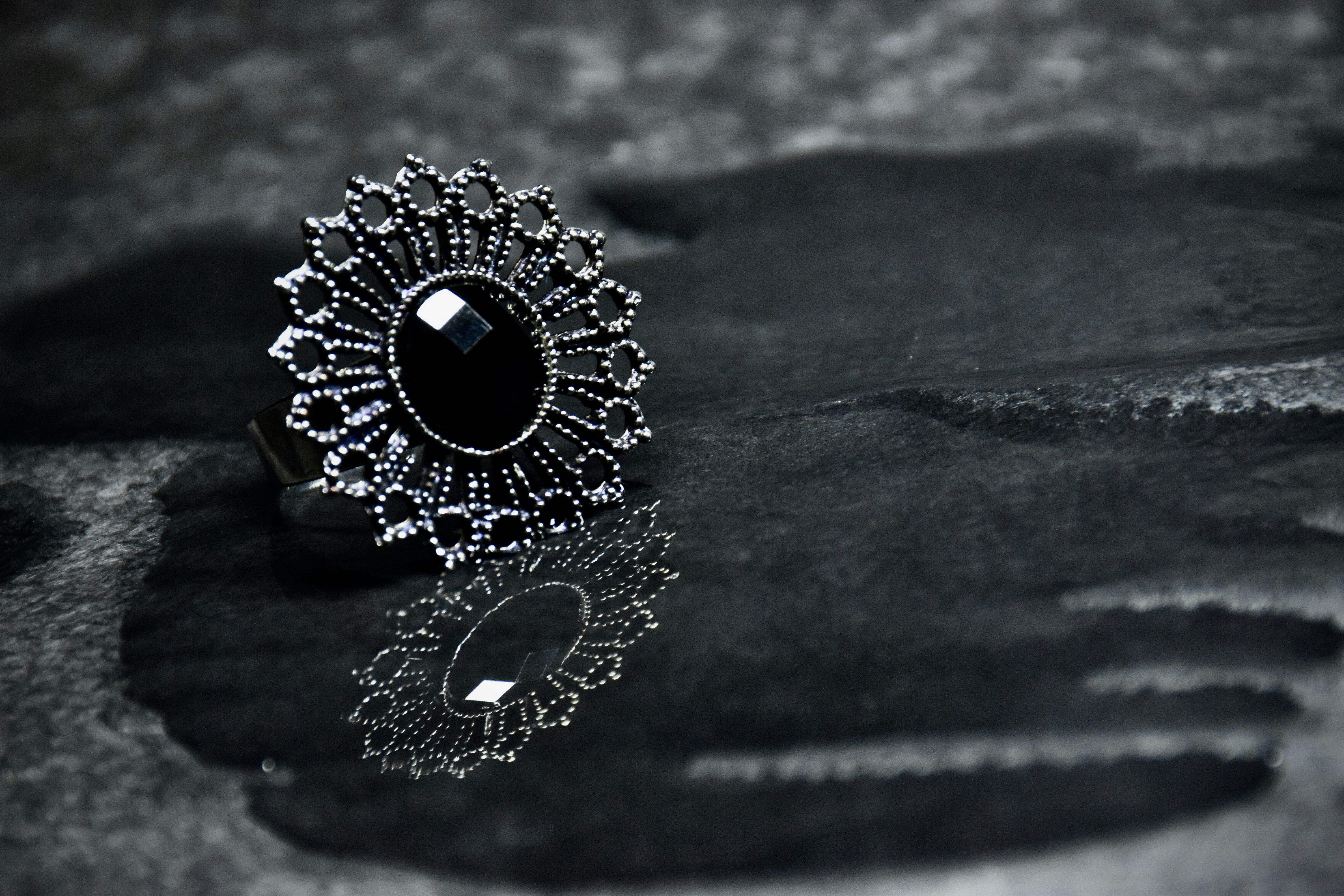 great photo recipe,how to photograph oxidised silver; a close-up of a ring