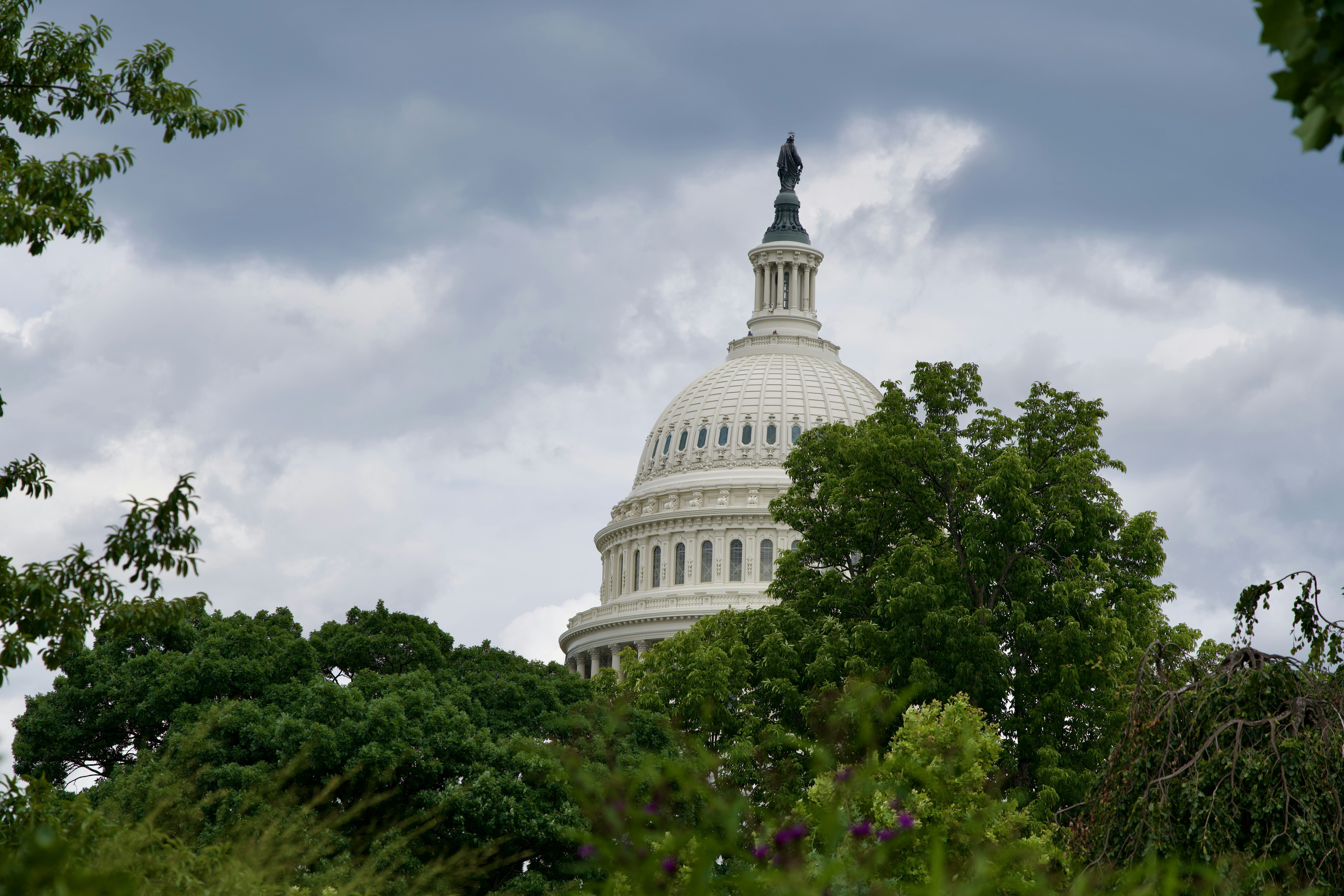Un bâtiment blanc avec une statue au sommet