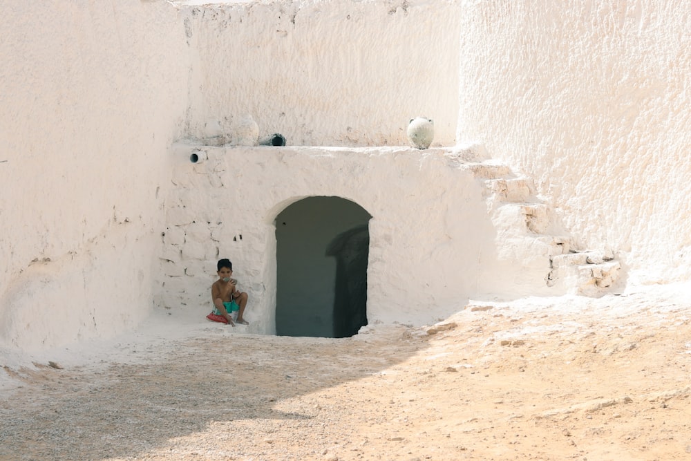 un bambino che si siede in una porta