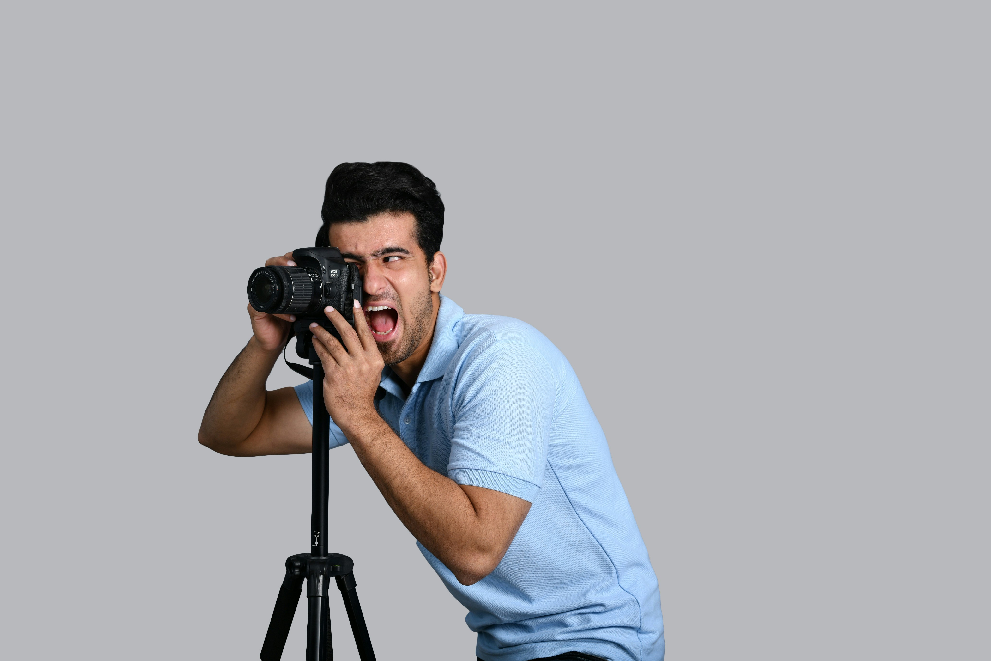 사진 속 얼굴이 너무 하얗게 뜰 때 해결 보정 - a man holding a camera