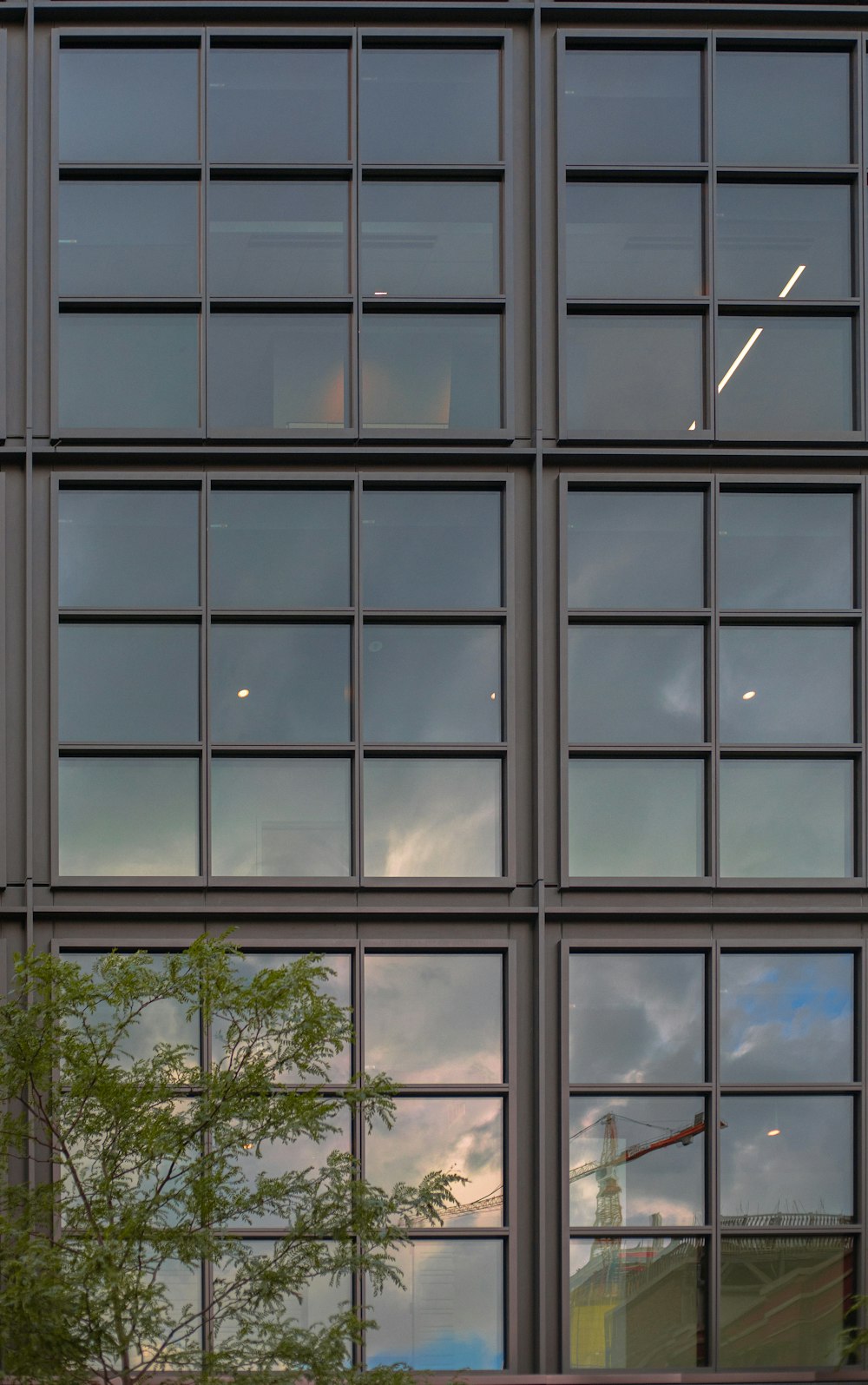 Un edificio con ventanas