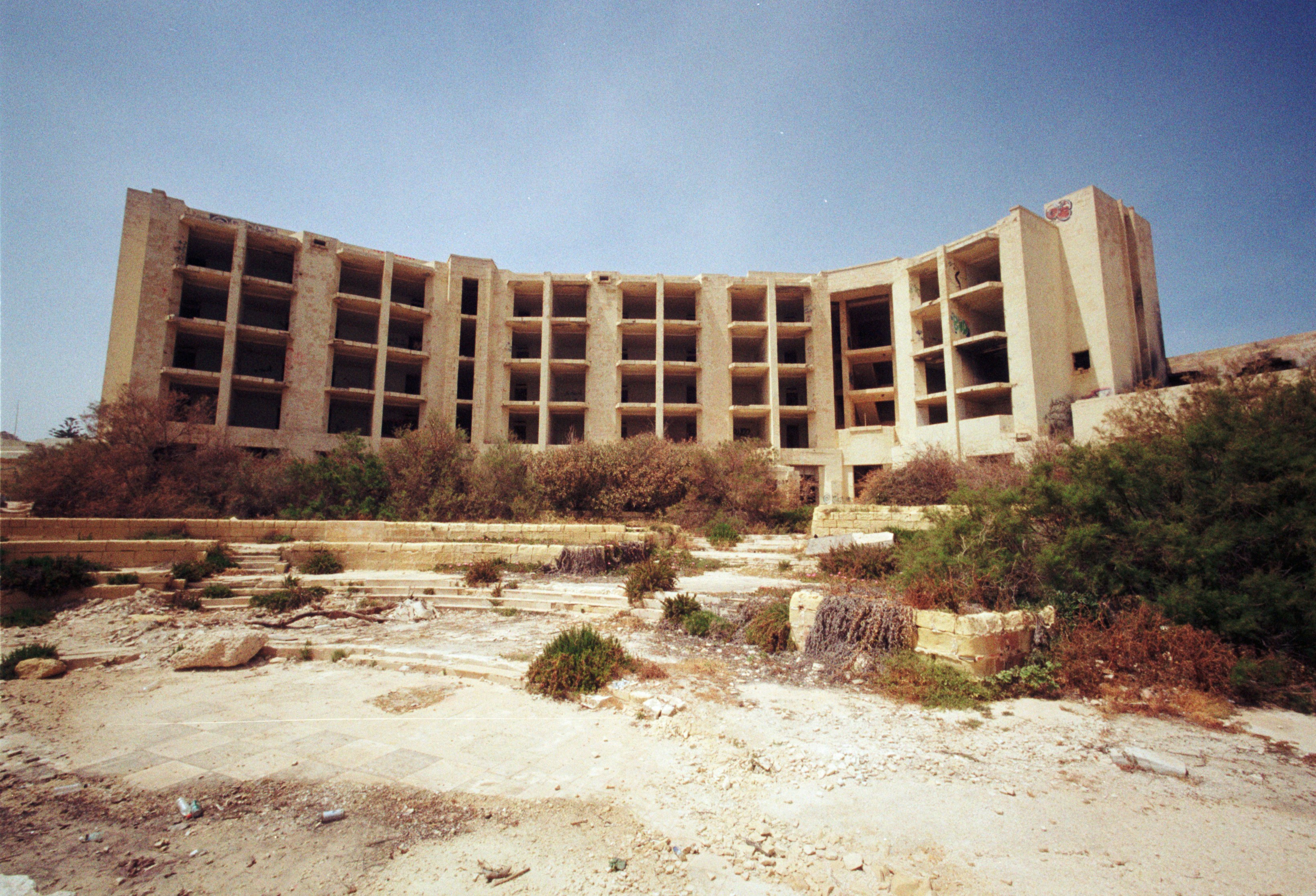 Un edificio con molte finestre