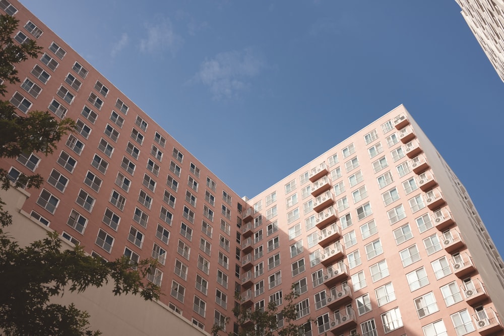 Ein hohes Gebäude mit blauem Himmel