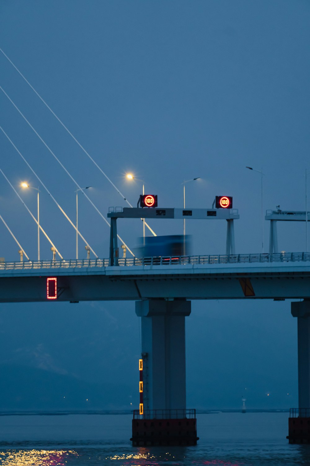 Un ponte con luci di notte
