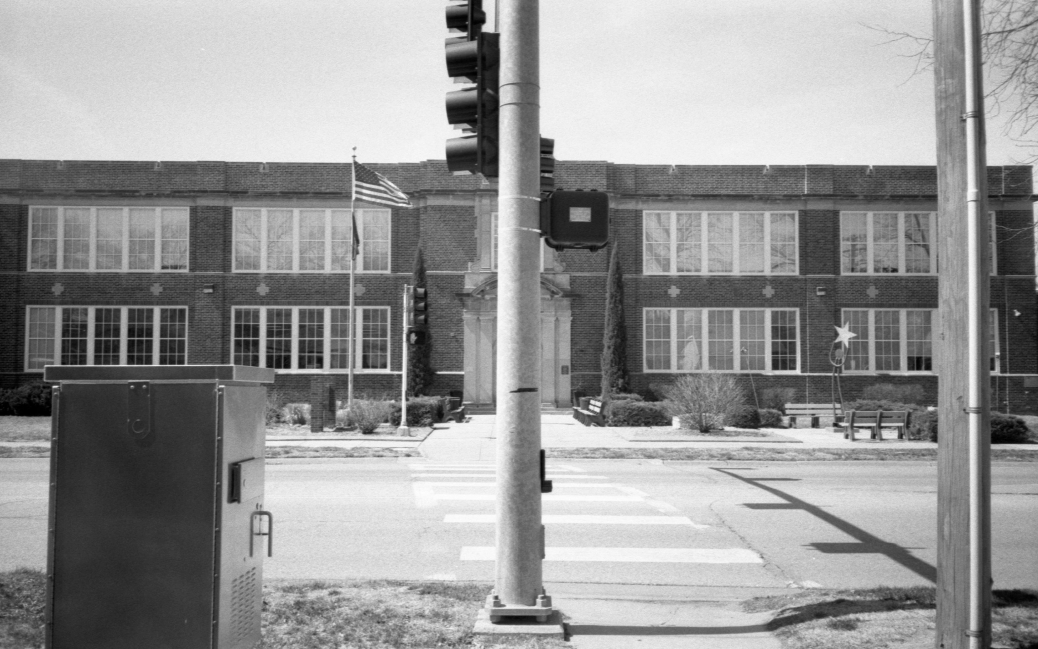 a traffic light is stationed on the side of a street