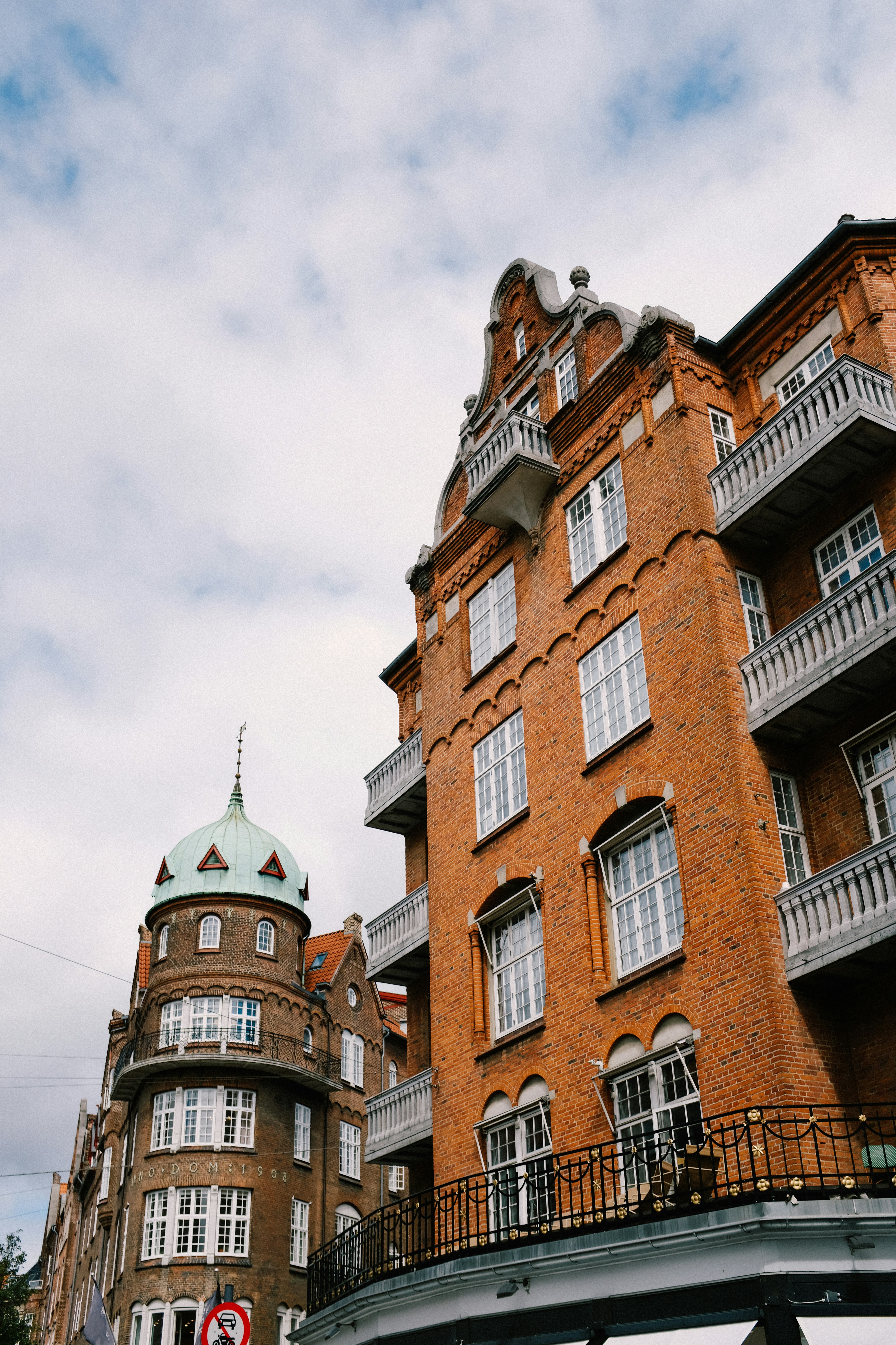 Photo by adrienolichon