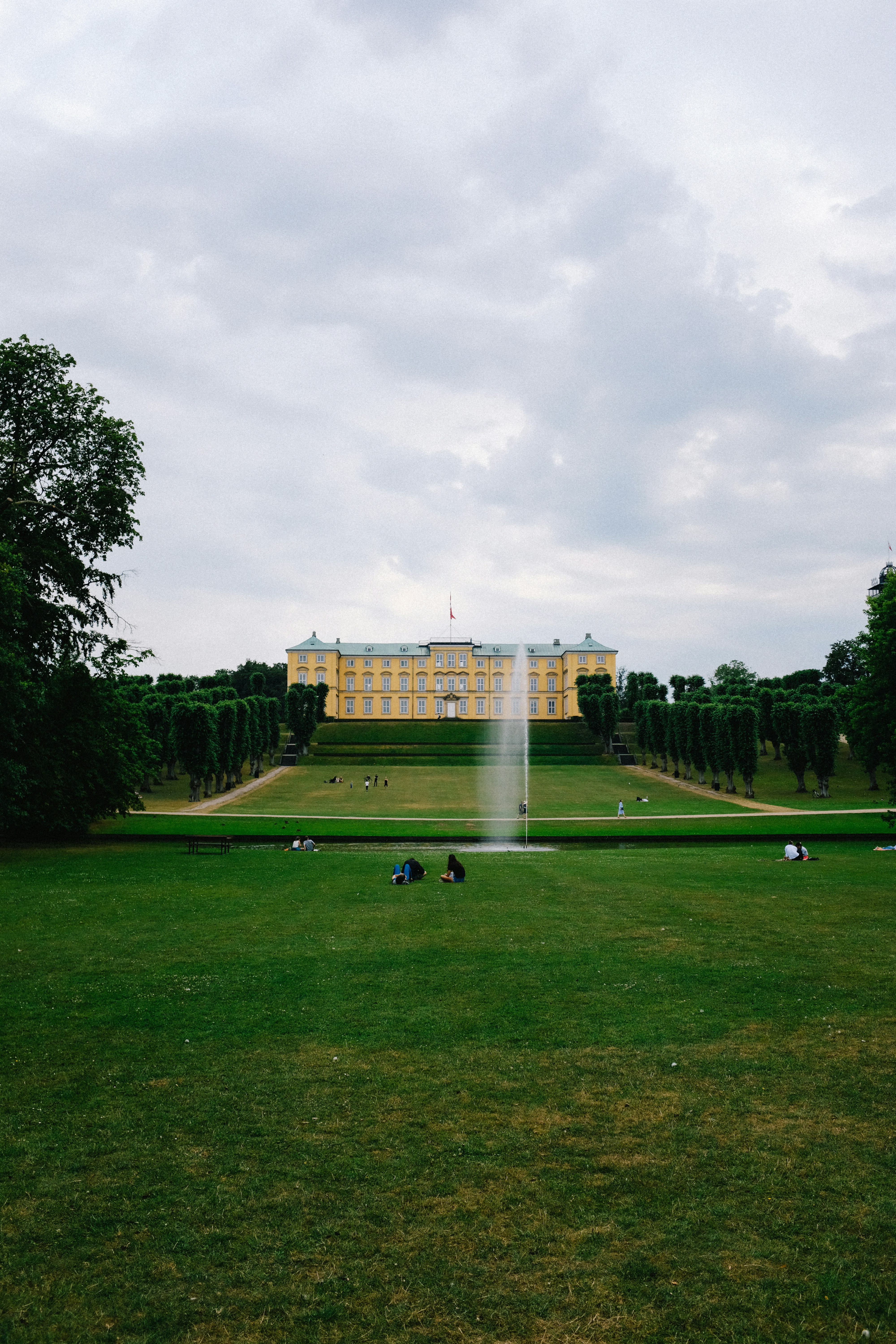Un gran edificio con césped frente a él