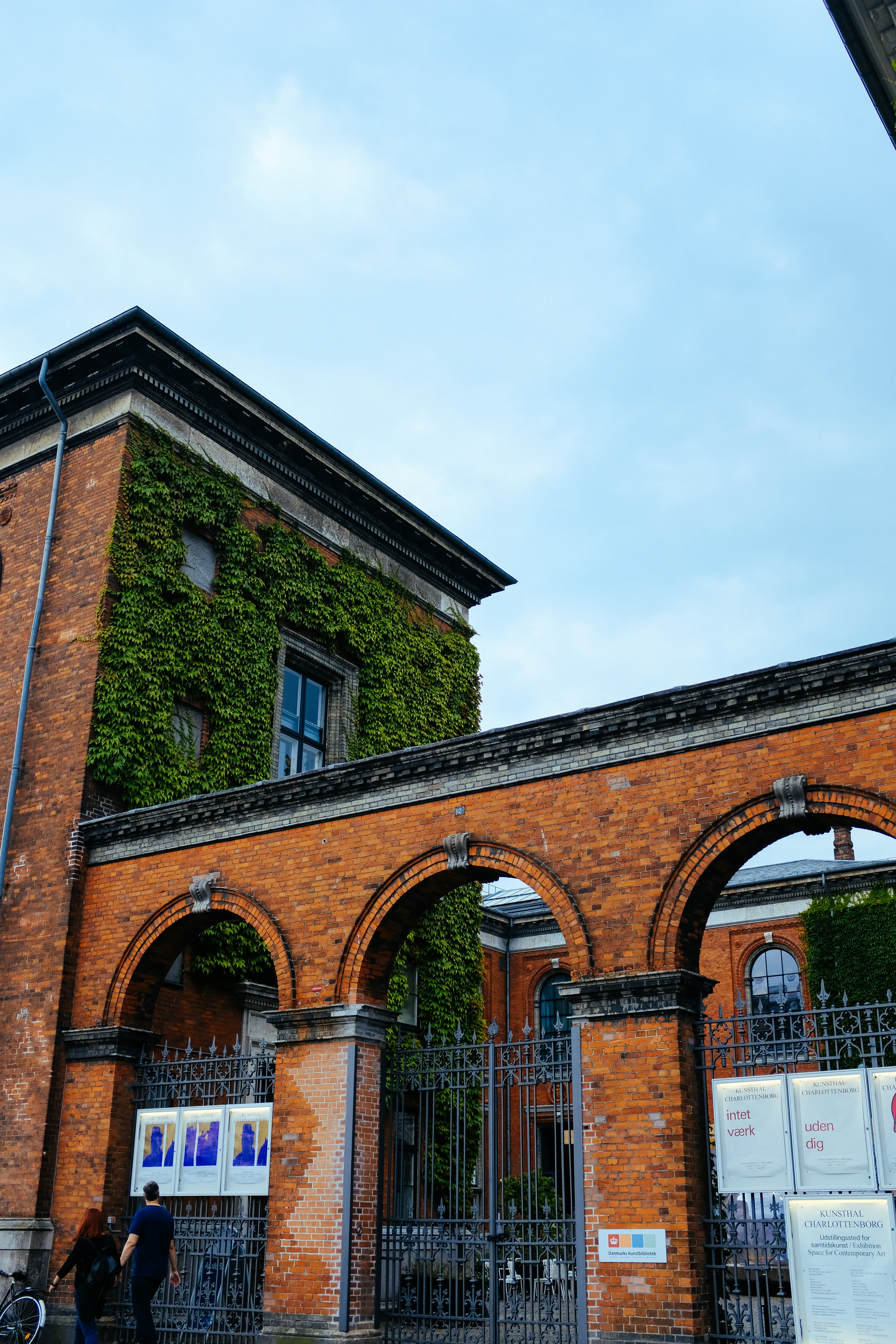 Photo by adrienolichon